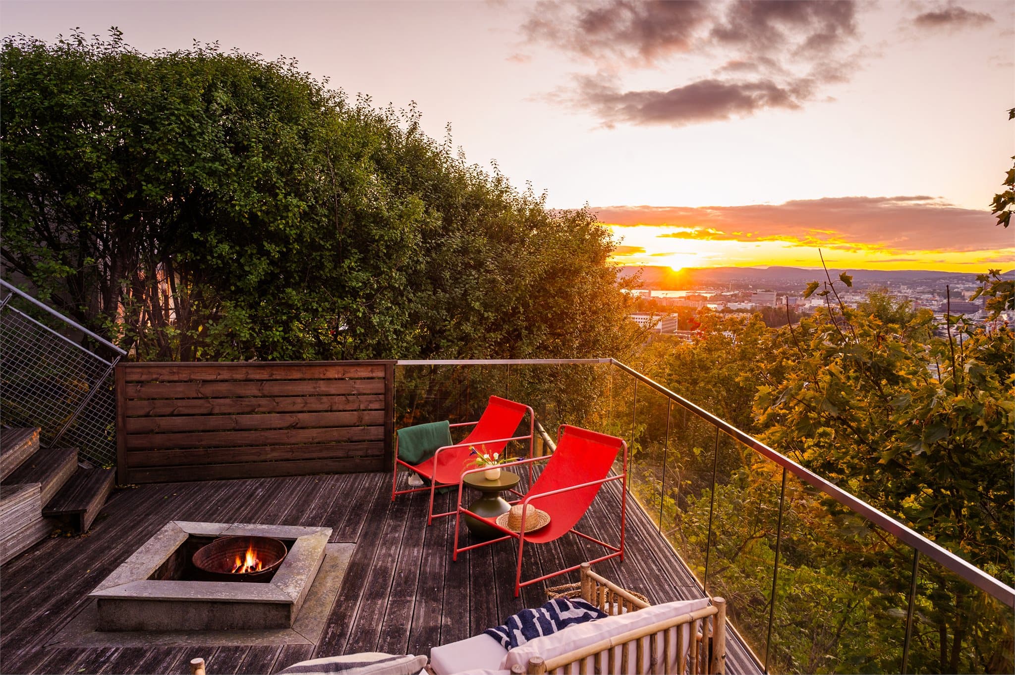 Fra eiendommen har du bare noen få meter til skog og friområder med flotte turmuligheter for alle aldersgrupper.