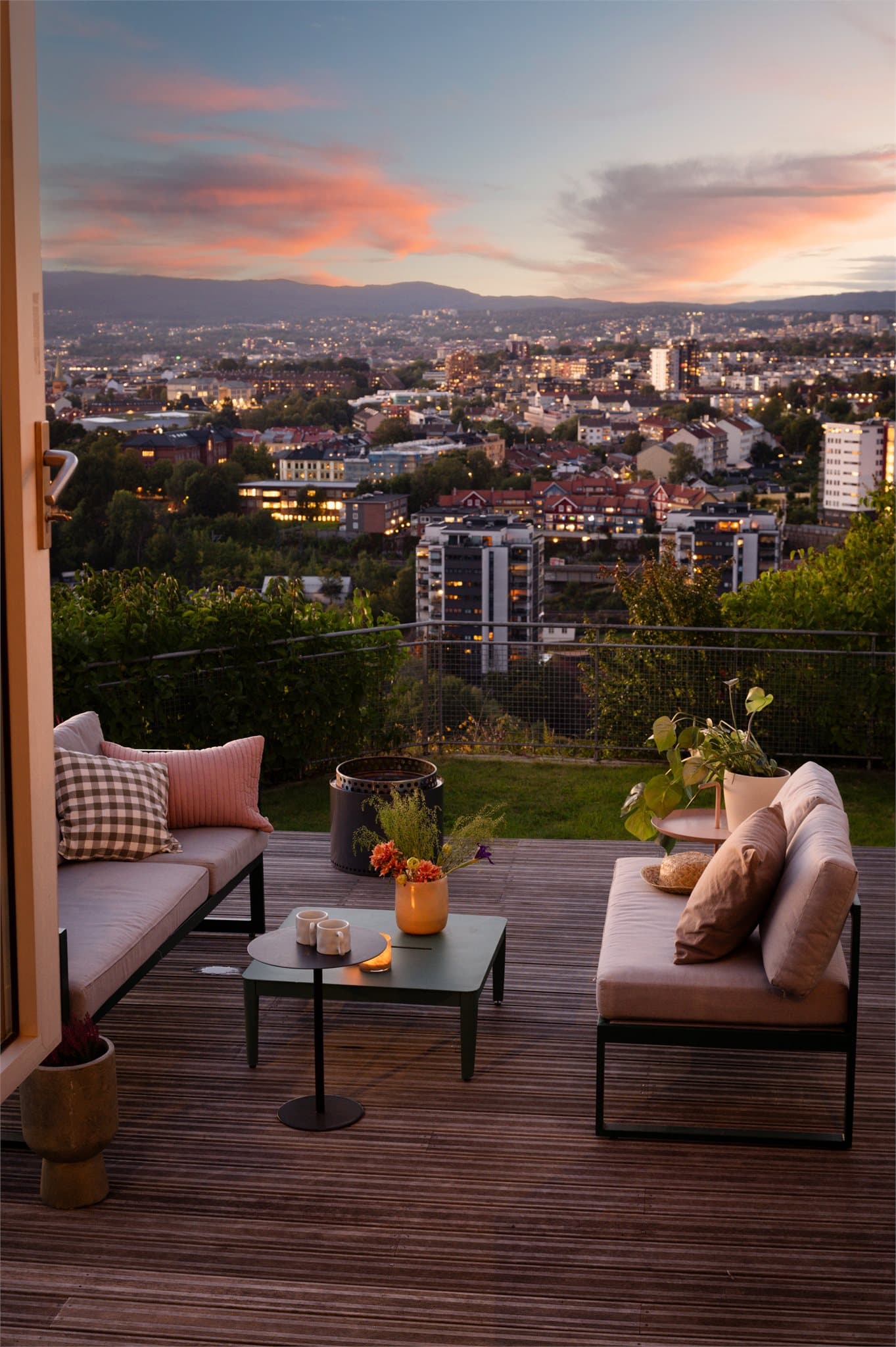 God plass til stor sittegruppe på terrassen.