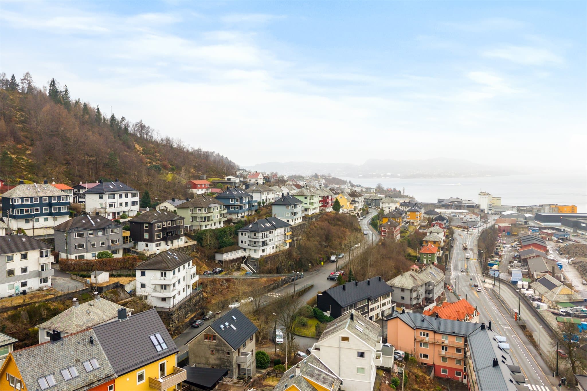 - Nærmeste bussholdeplass ligger 3 minutter fra boligen med hyppige avganger mot Bergen sentrum -