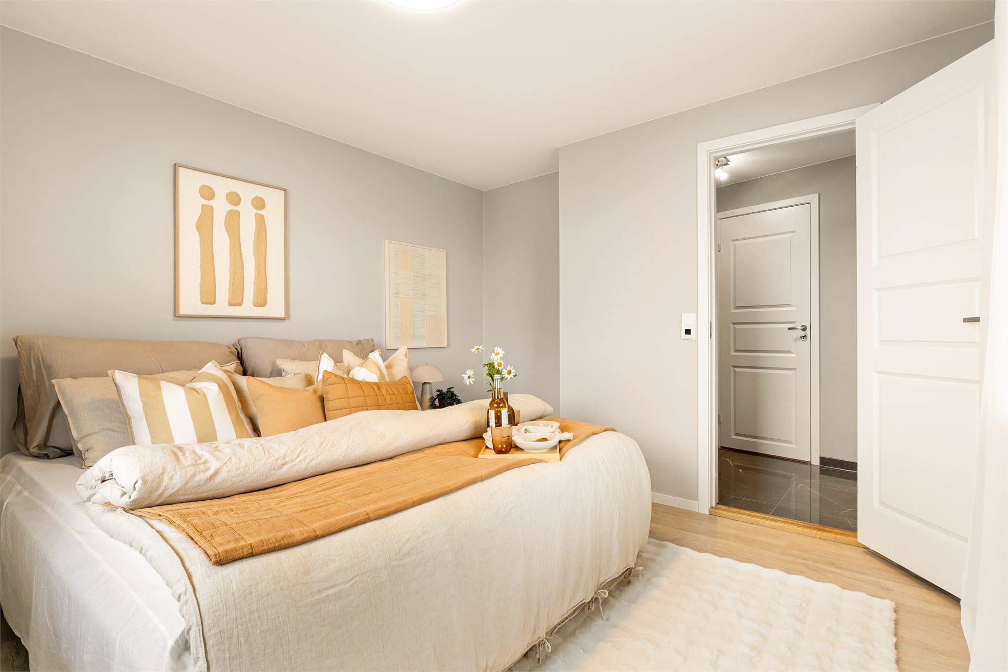 - Godt med plass til dobbeltseng i ønsket størrelse og tilhørende møblement -