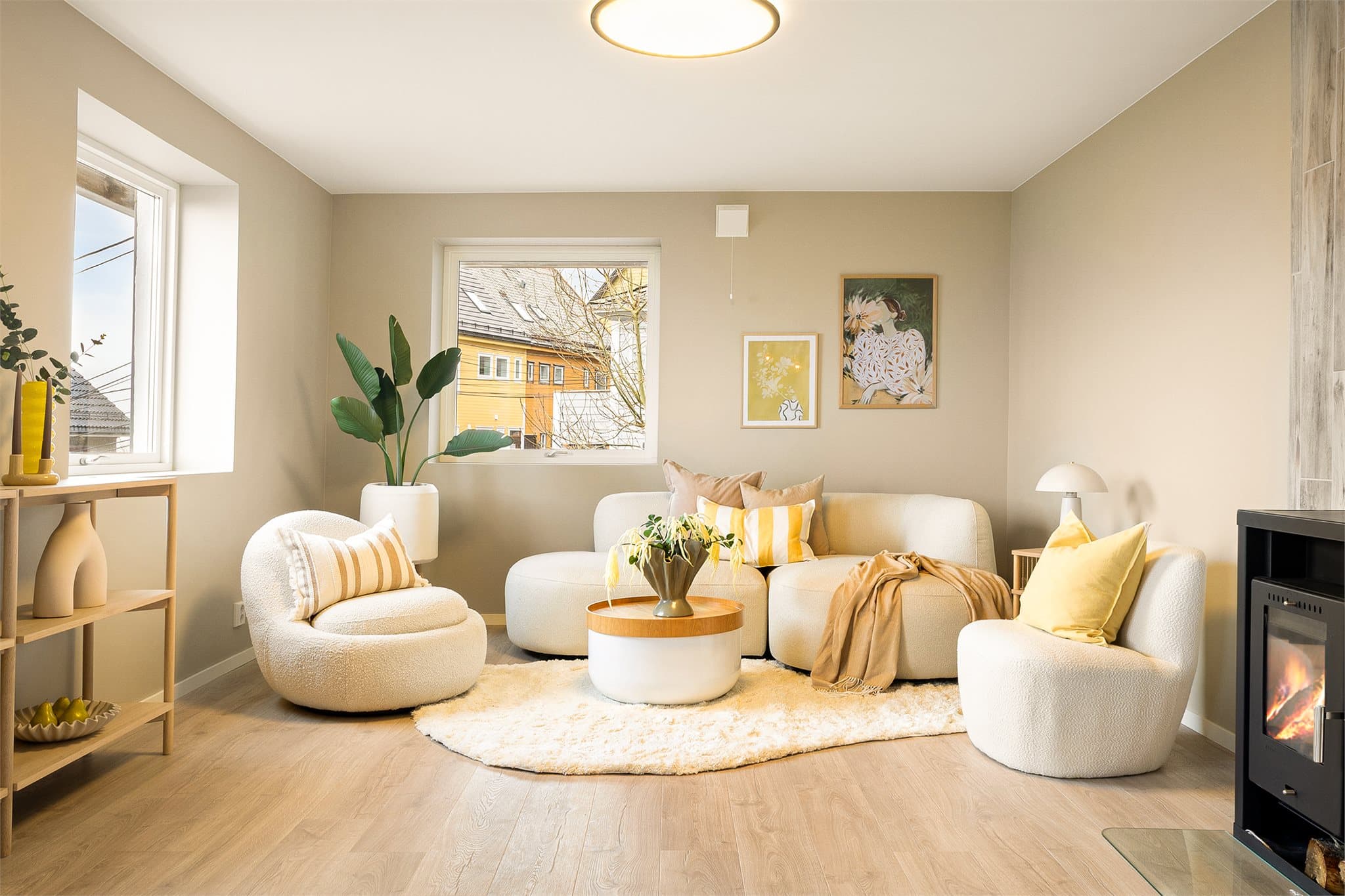 - Utformingen gjør det enkelt å innrede med sofa- og spisegruppe i hver sin naturlige sone -