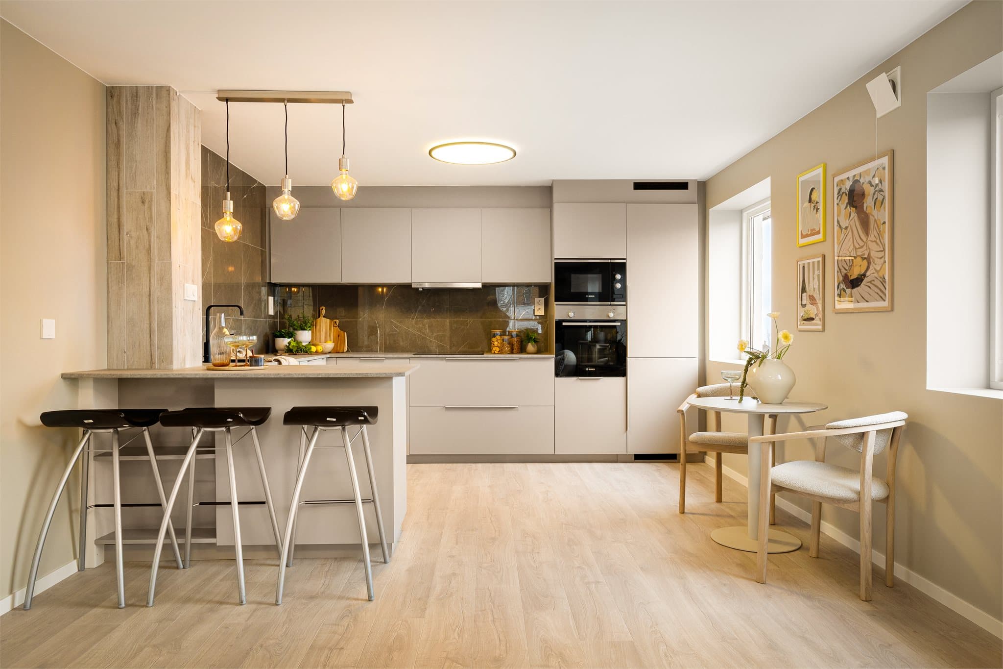 - Leiligheten ble totalrehabilitert i 2022 og innehar derfor svært gode og tidsriktige kvaliteter -