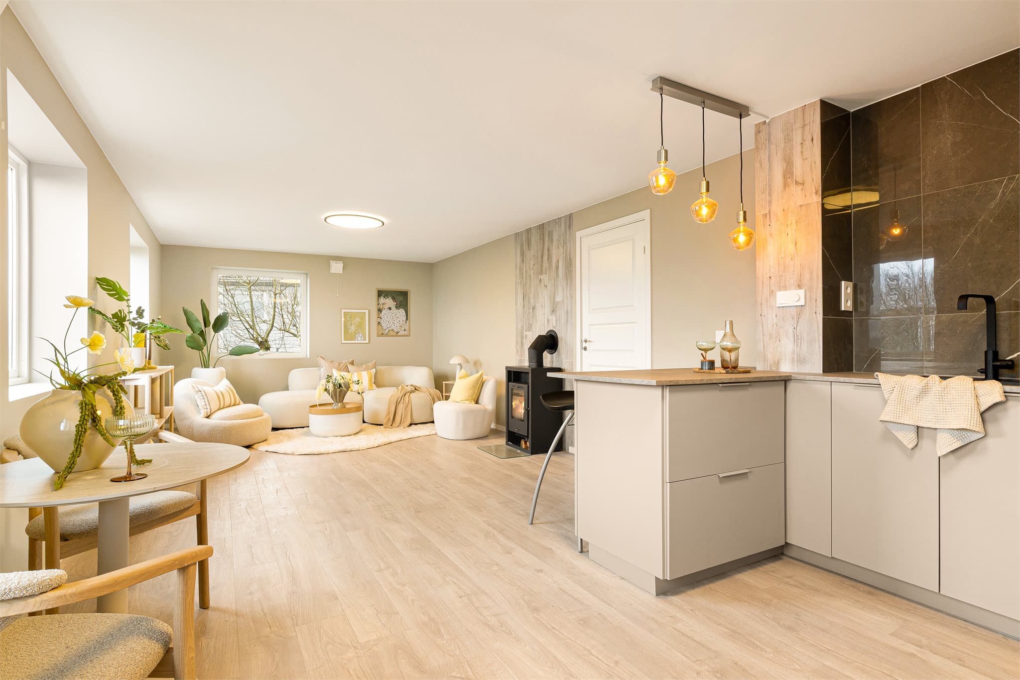 - Den åpne stue/kjøkken løsningen måler hele 33m² -