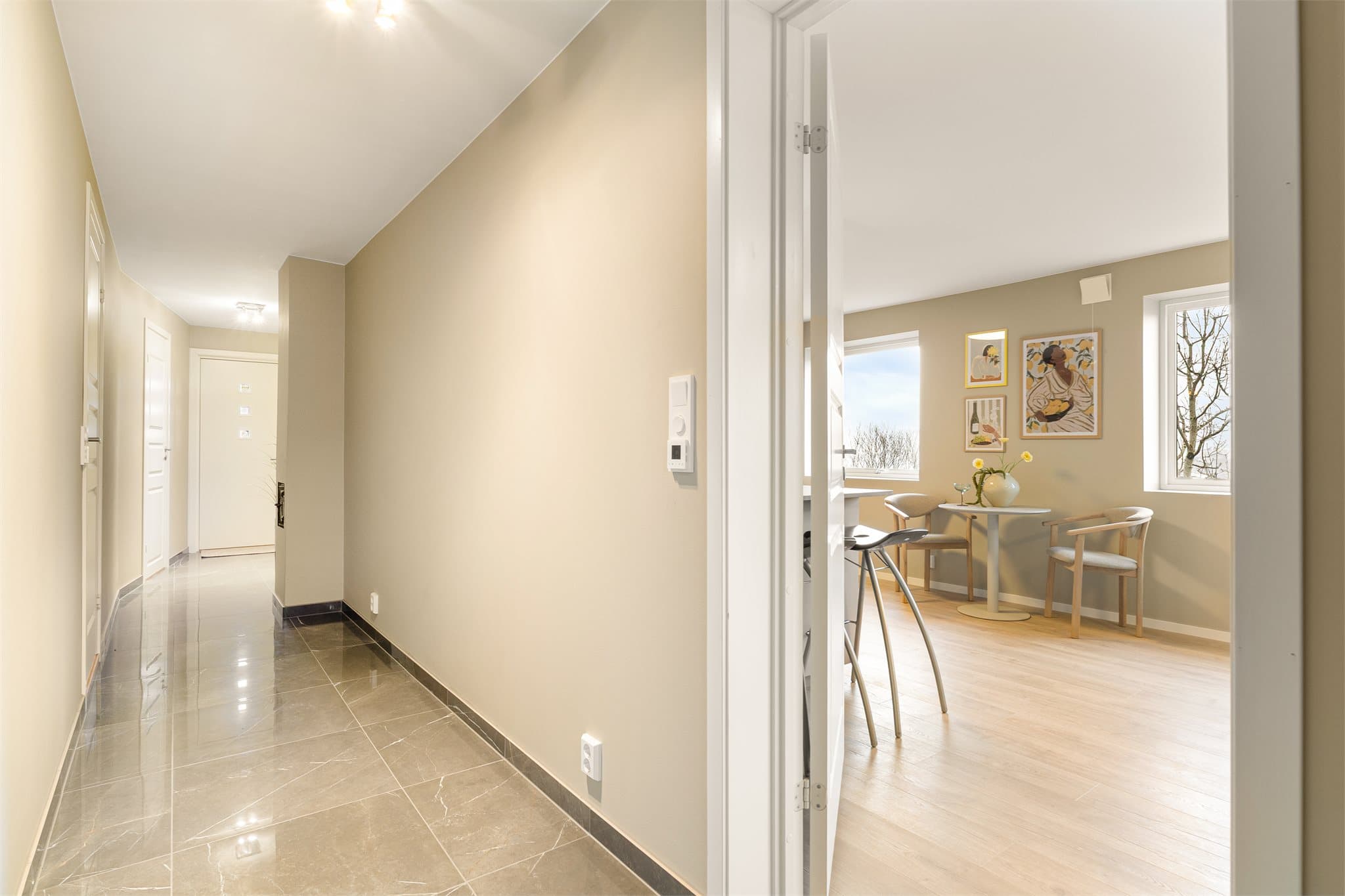 - Du blir ønsket velkommen hjem til en lys og trivelig entré/hall som måler 11,5m² -