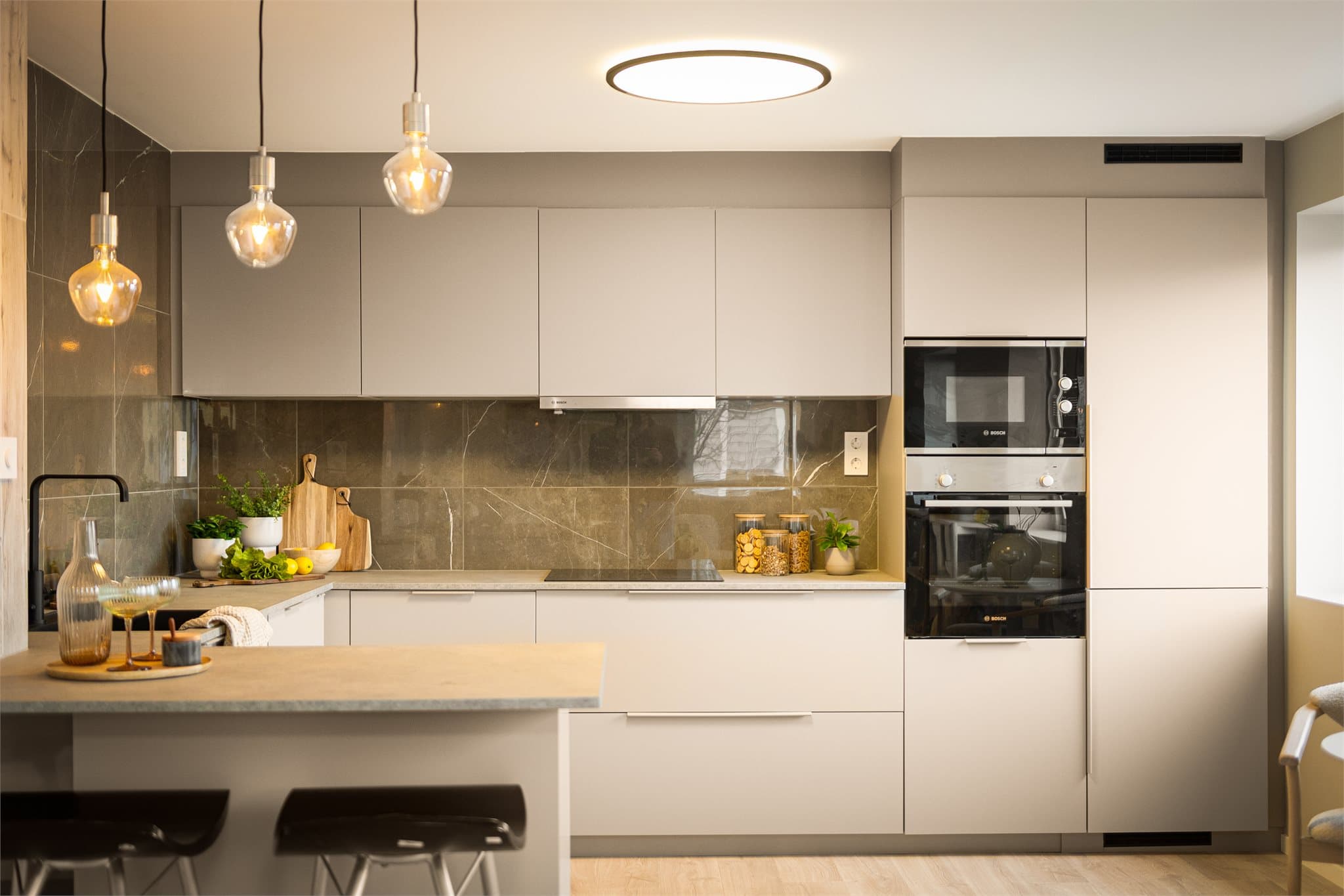 - Boligen har en innholdsrik og praktisk planløsning, med et totalt BRA-i på 85m² -