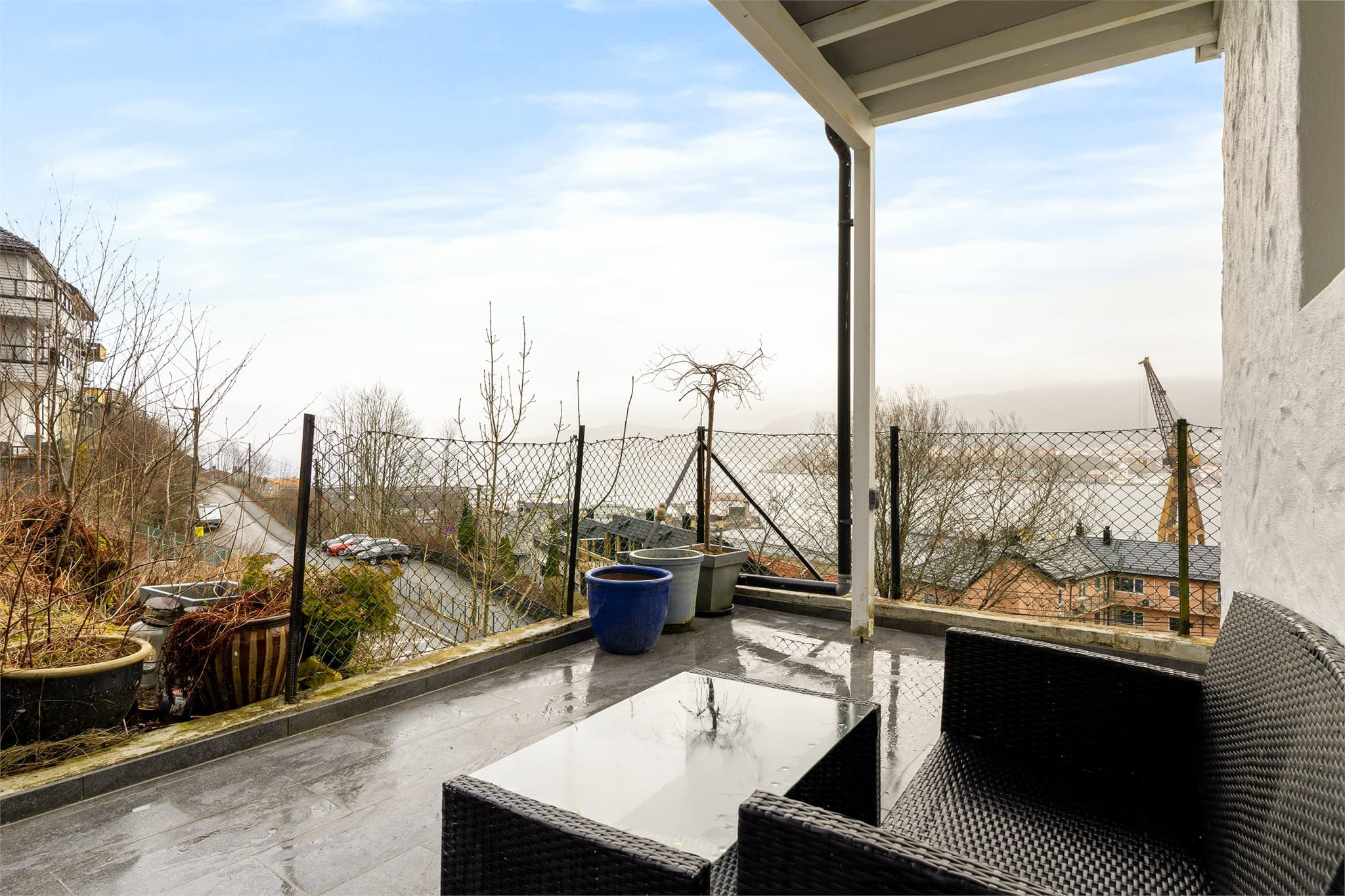 - Ute er det plass til en hyggelig sittegruppe med nydelig sjøutsikt -