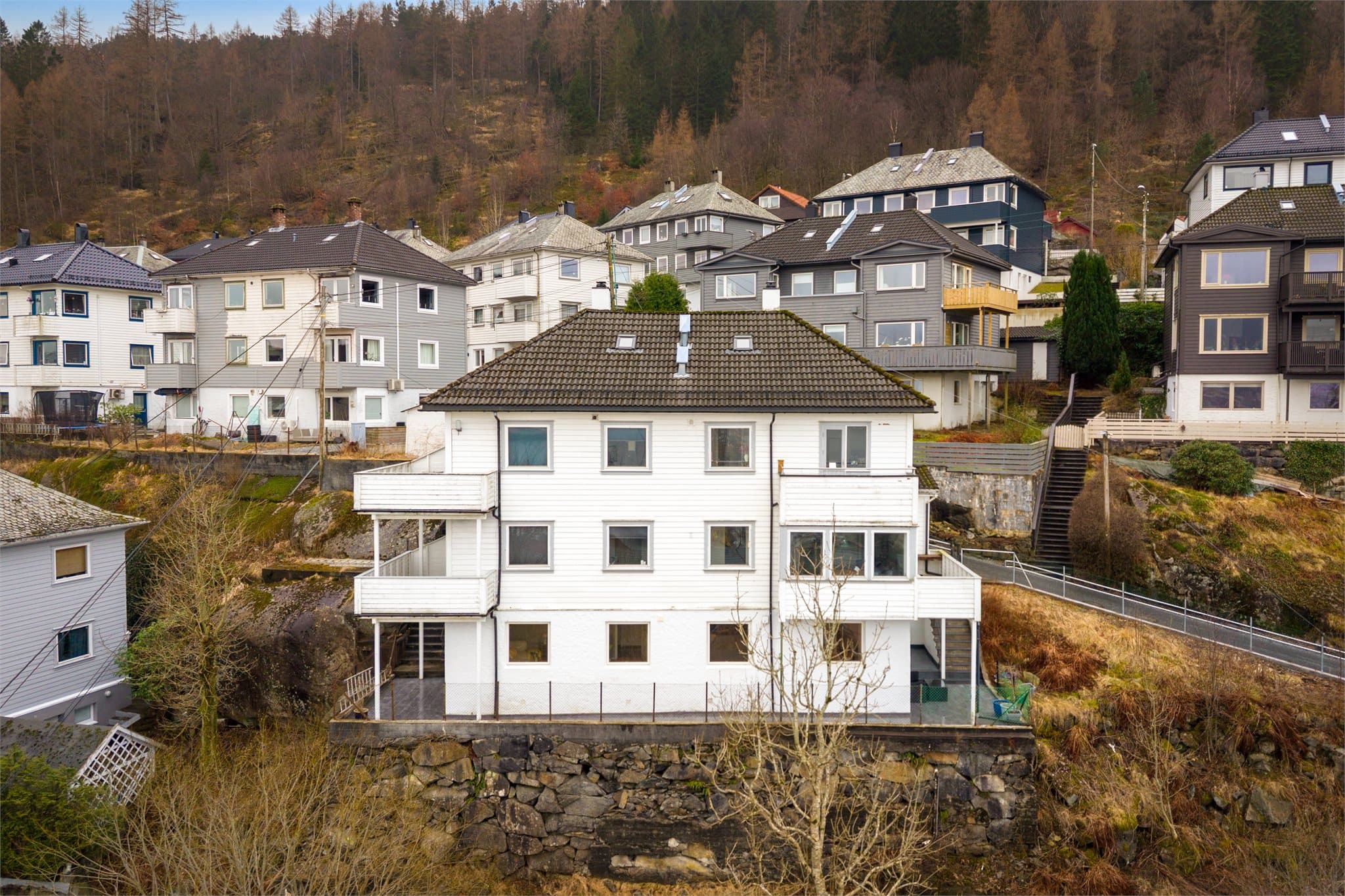 - Kun 6 min gange til Rema 1000 Laksevåg og Extra Damsgård. For et utvidet handle- og servicetilbud er det 8 min gange til Laksevåg senter -