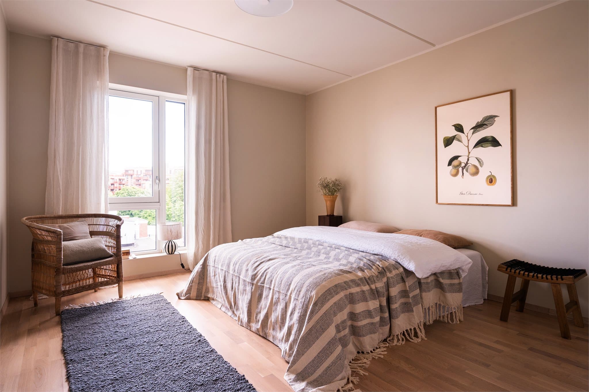 Leiligheten har tre soverom i ulike størrelser, alle med parkett og malte flater.