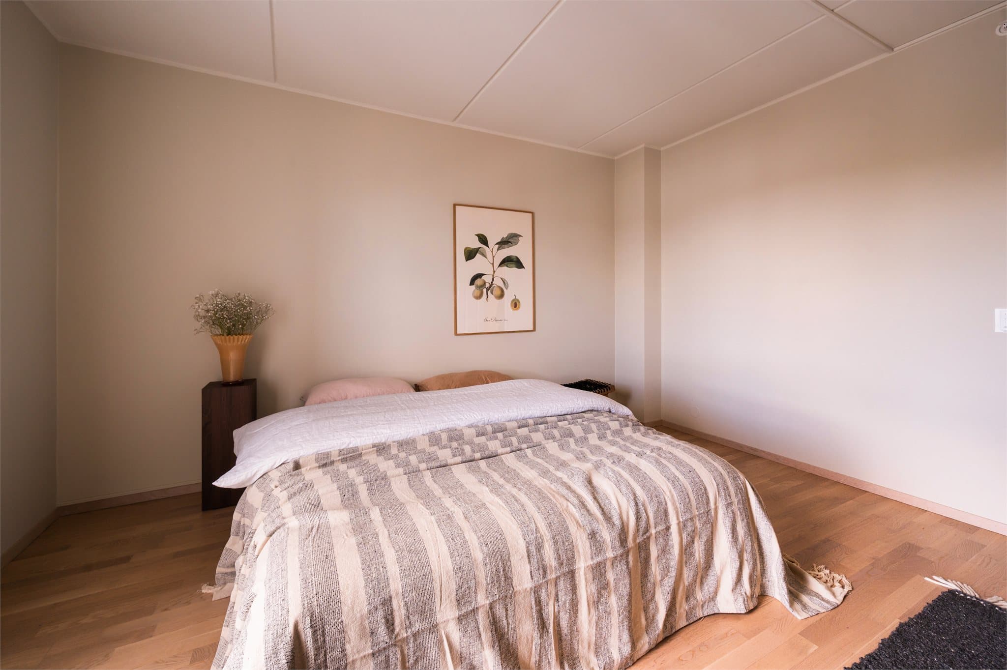 Hovedsoverommet har god plass til dobbeltseng, nattbord og garderobeskap.