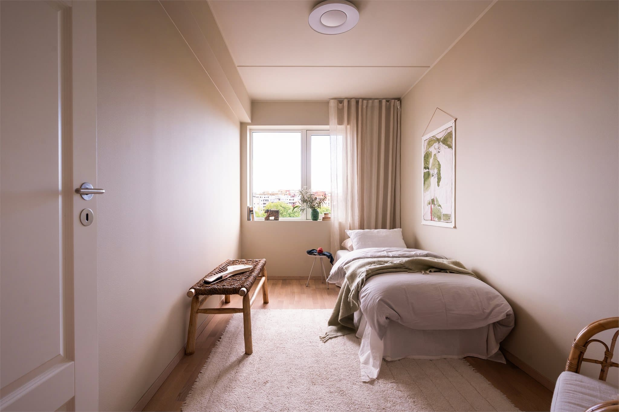 Her er det god plass til seng og tilhørende møblement.