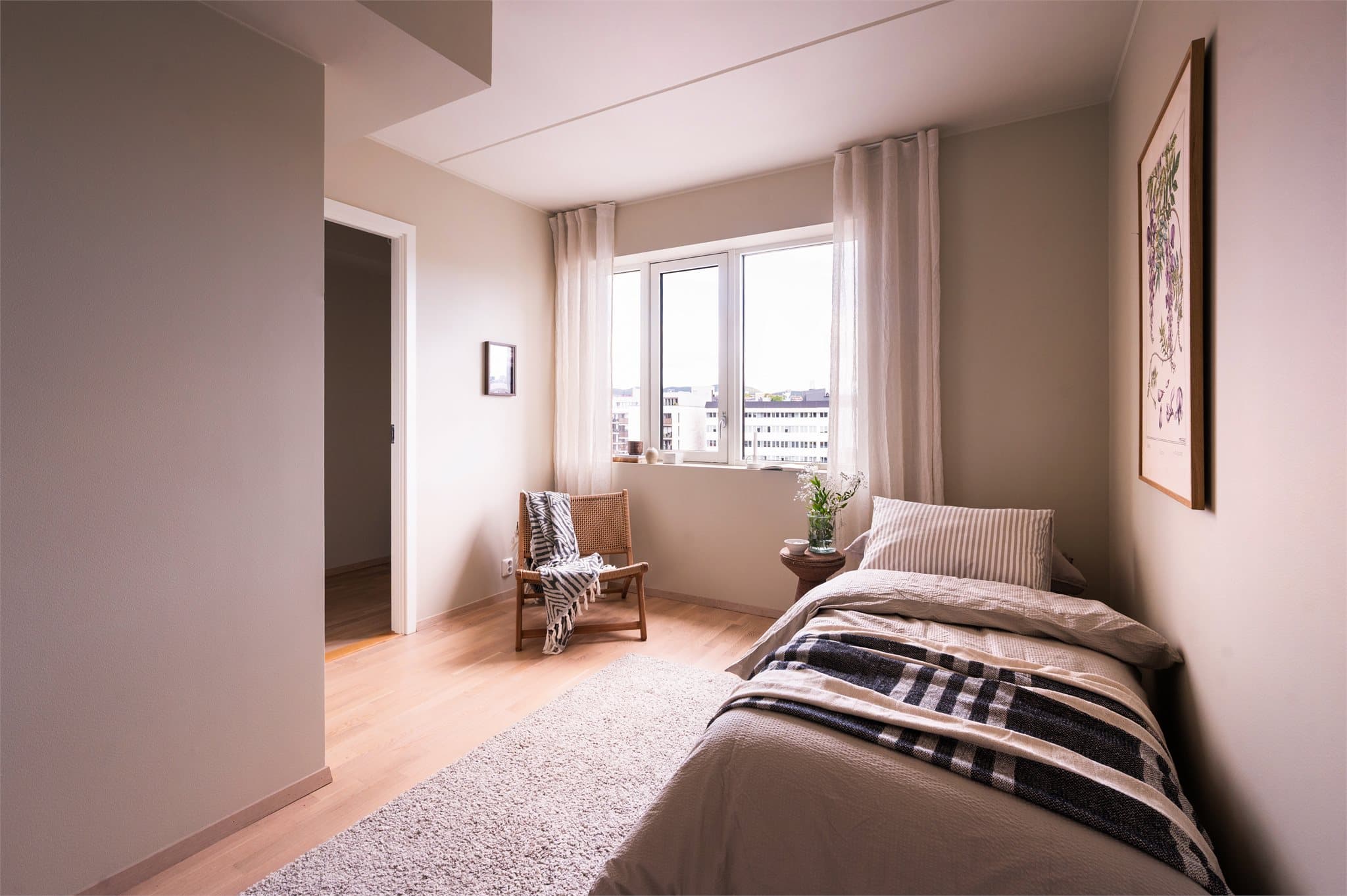 Fra dette soverommet er det inngang til bod med ekstra oppbevaringsplass.