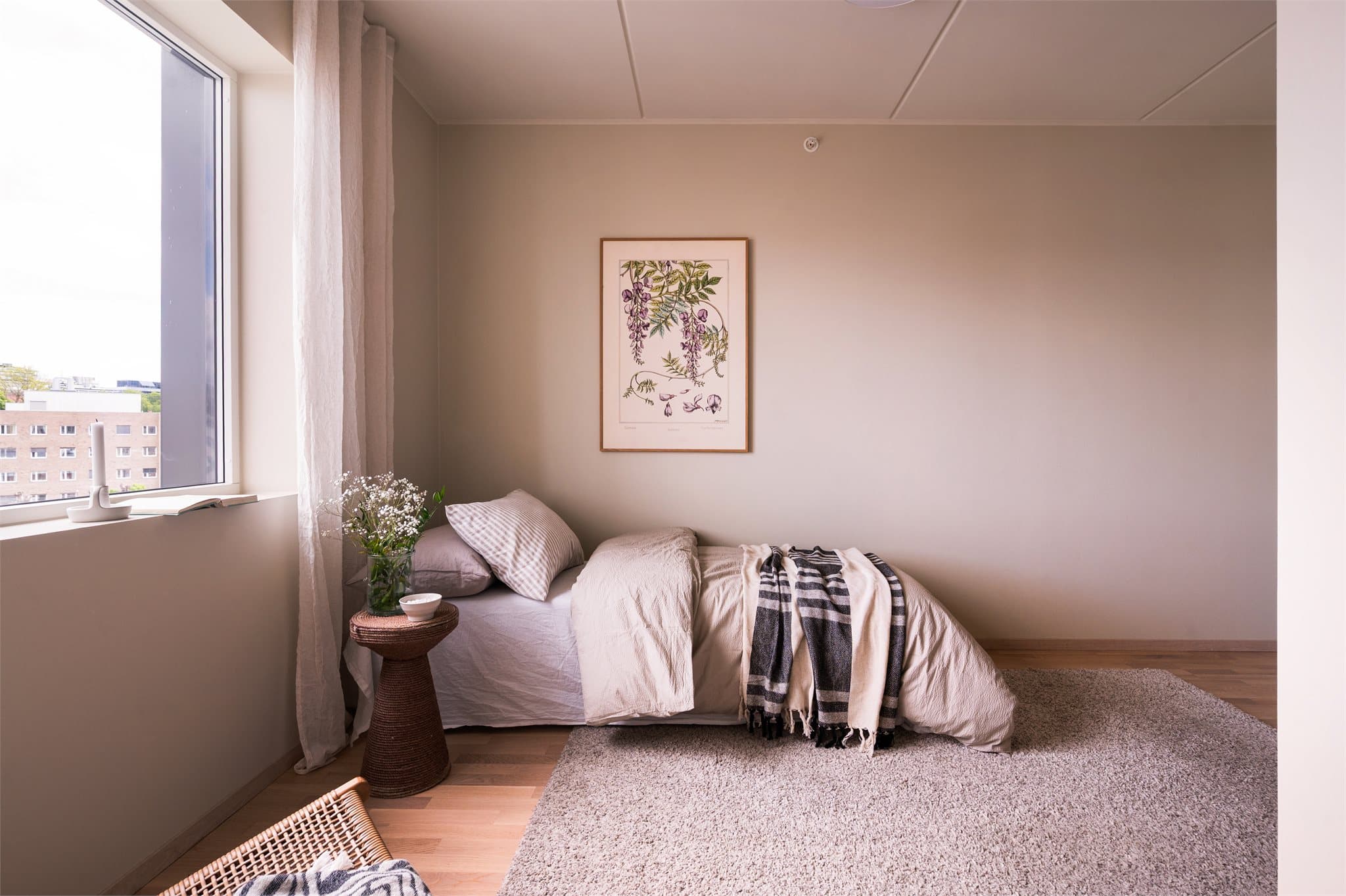 Det er god plass til seng og annet møblement.