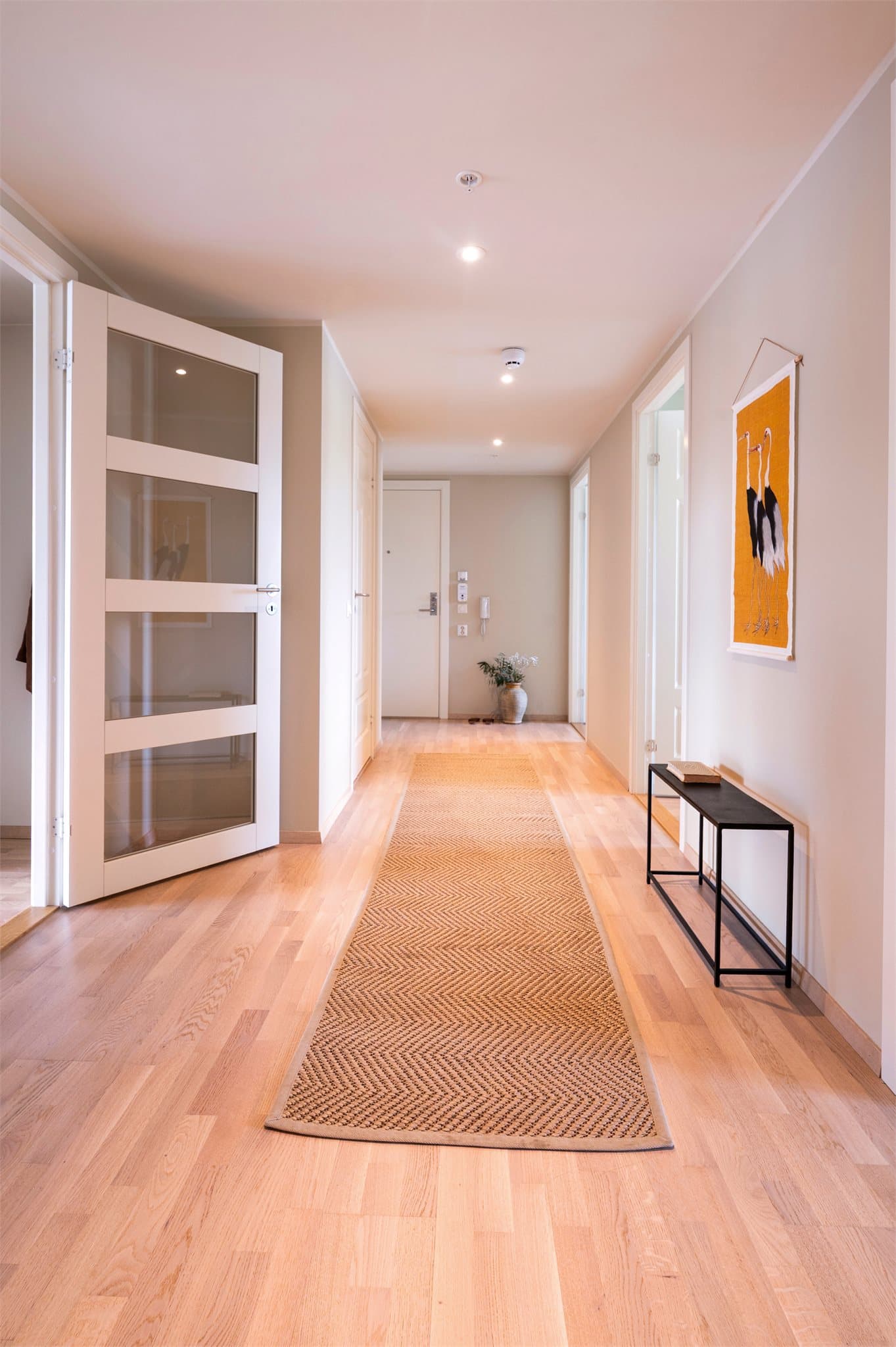 Innbydende entré med lyse overflater og god plass til garderobeløsning.