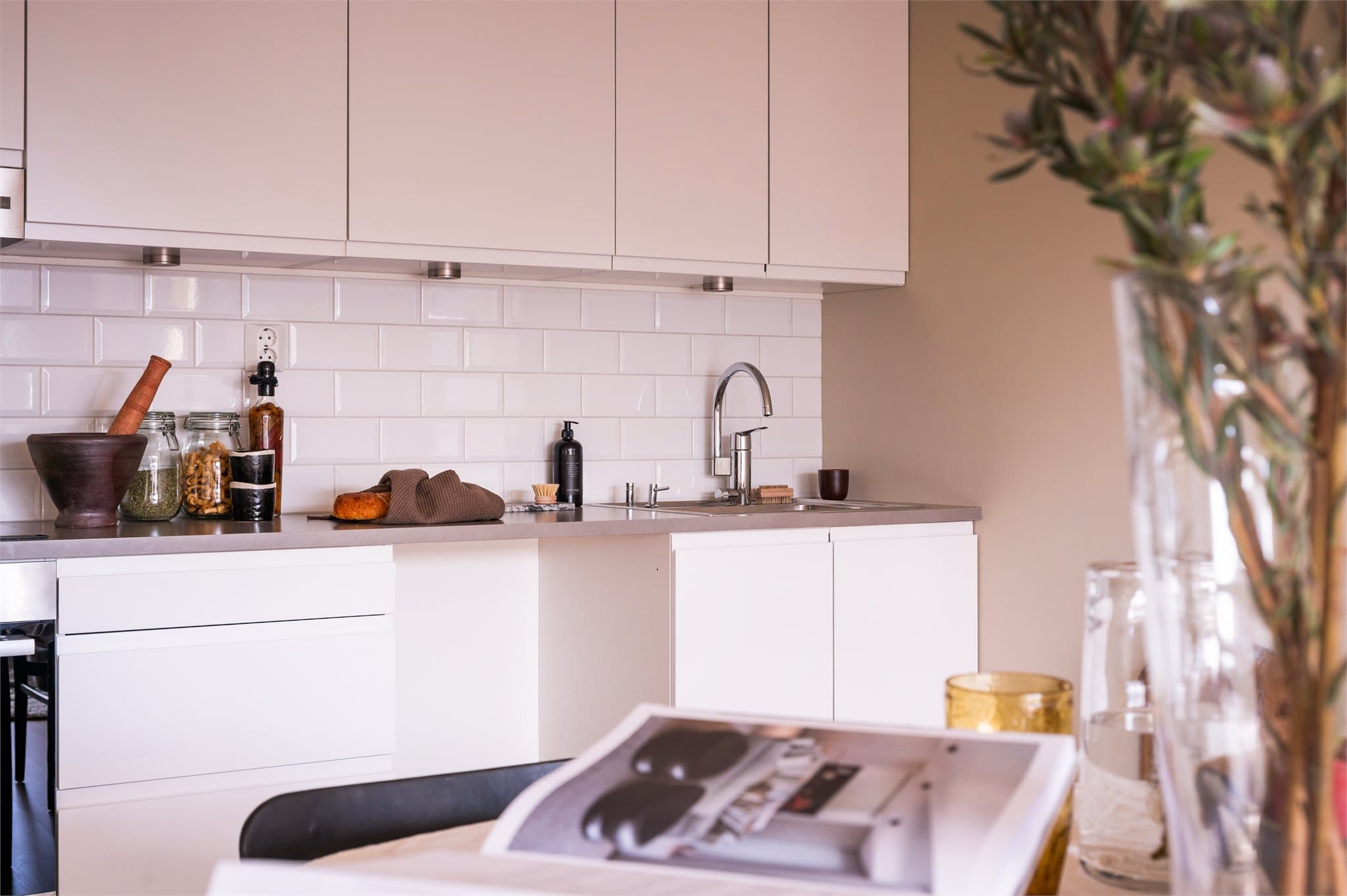 Her får du oppvaskmaskin, stekeovn, induksjonstopp og kjøl-/fryseskap - alt tilpasset en moderne hverdag.