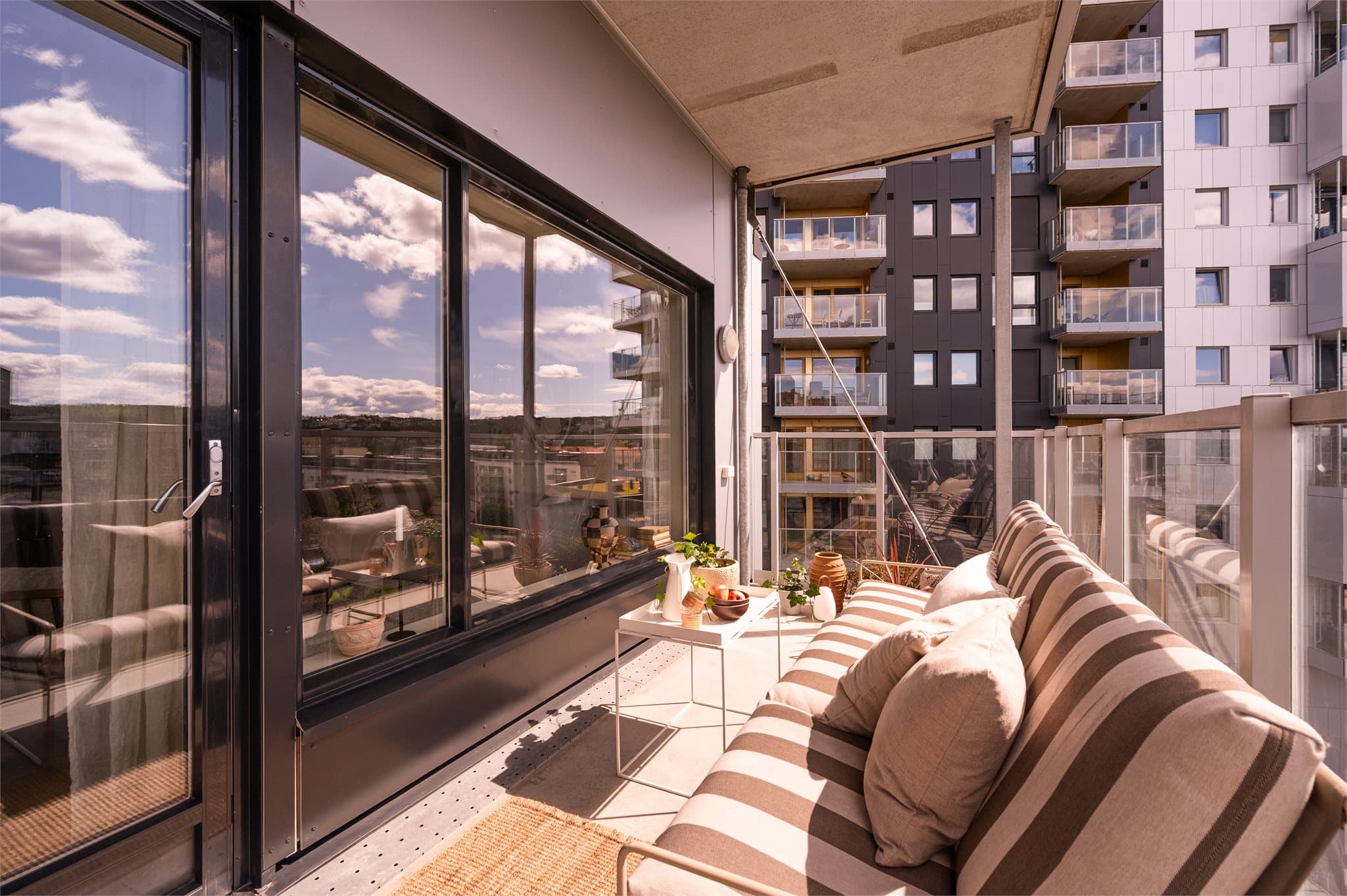 Direkte utgang til balkongen gjør det enkelt å ta med seg måltider eller kaffekoppen ut i solen.