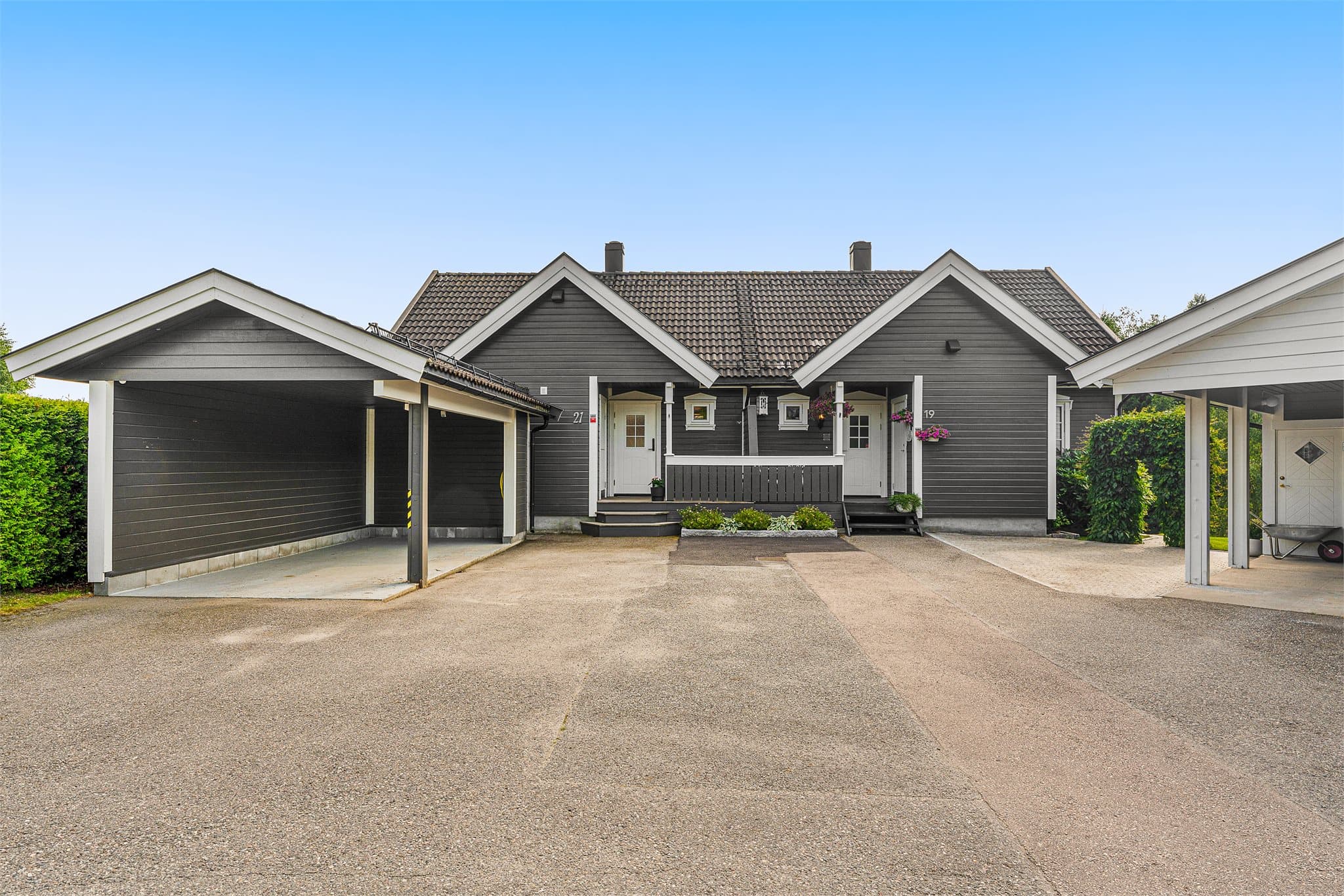 Familiebolig over 3 plan i barnevennlige og trygge omgivelser. Gårdsplass og gode parkeringsmuligeter i carport