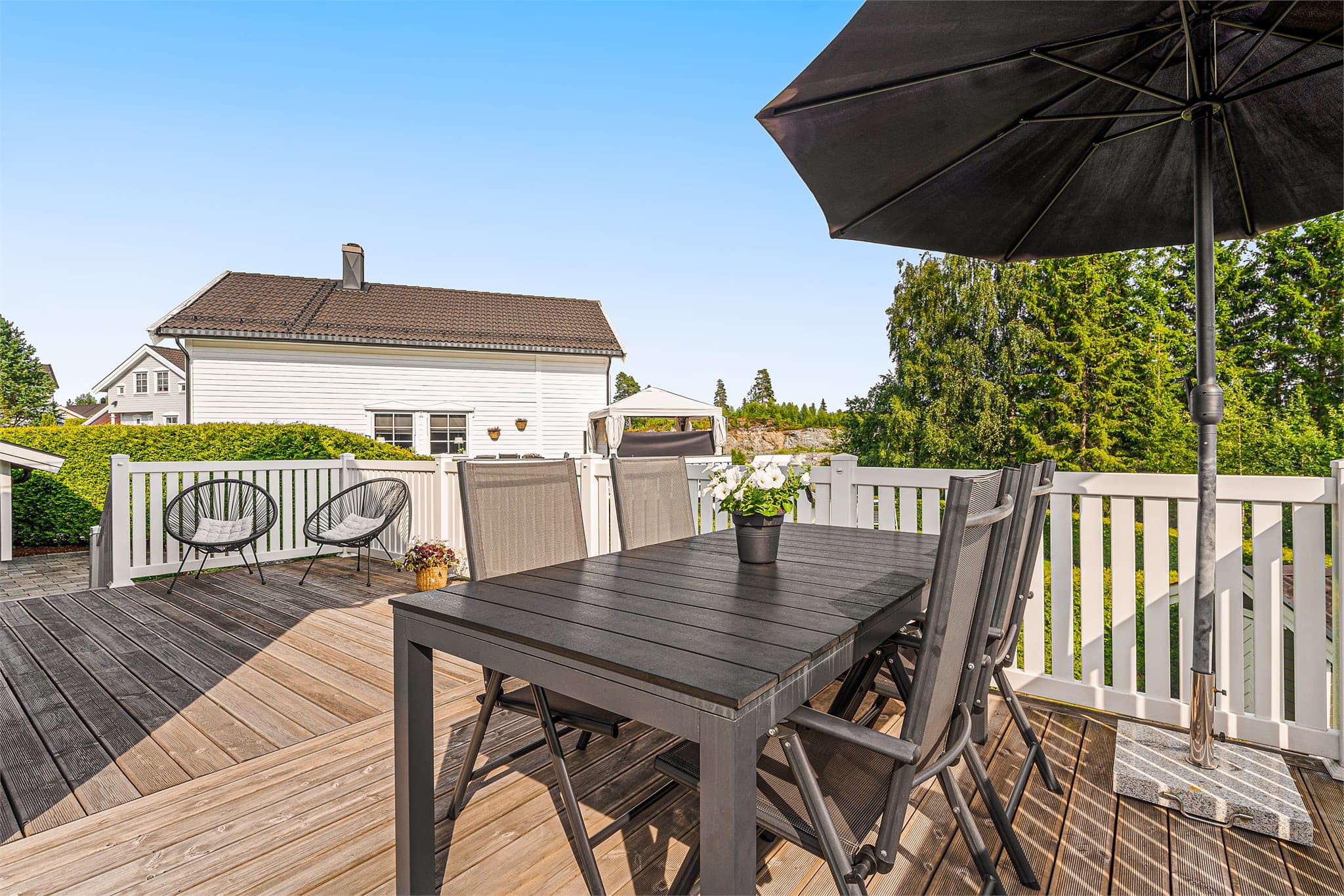 Stor solrik terrasse