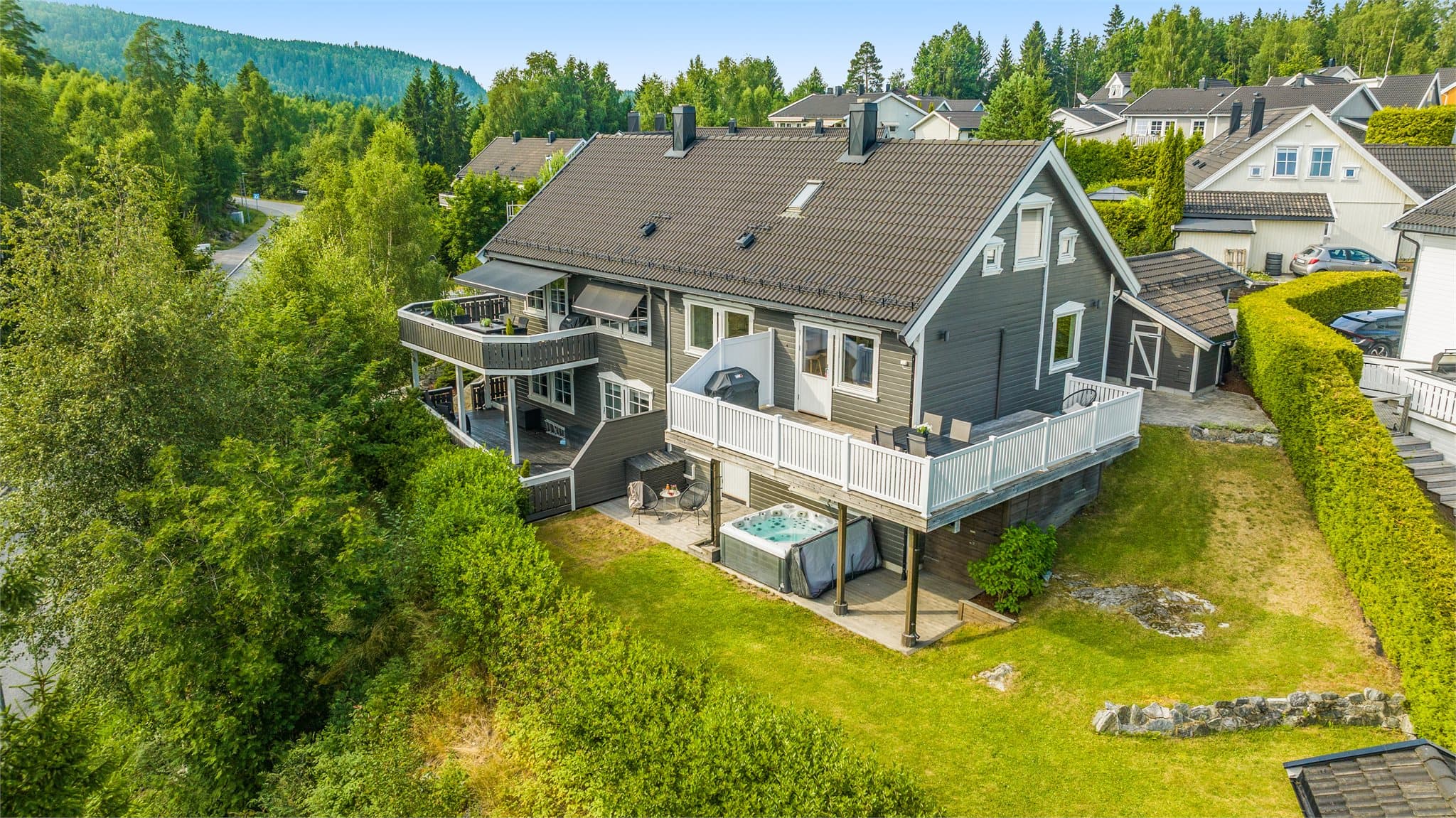 Nydelig og skjermet hage og terrasser