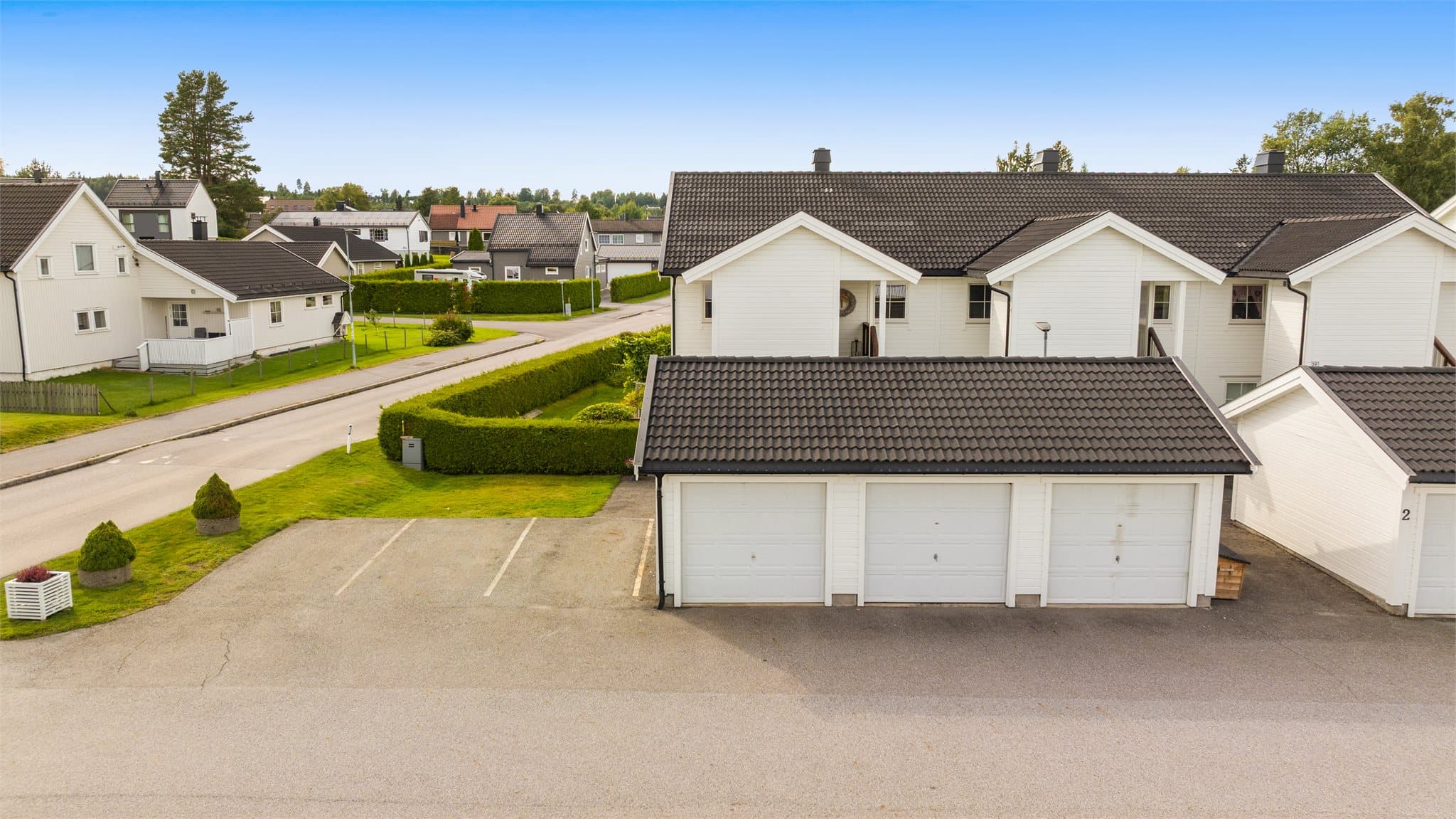 Boligen disponerer en garasjeplass i felles garasjerekke.