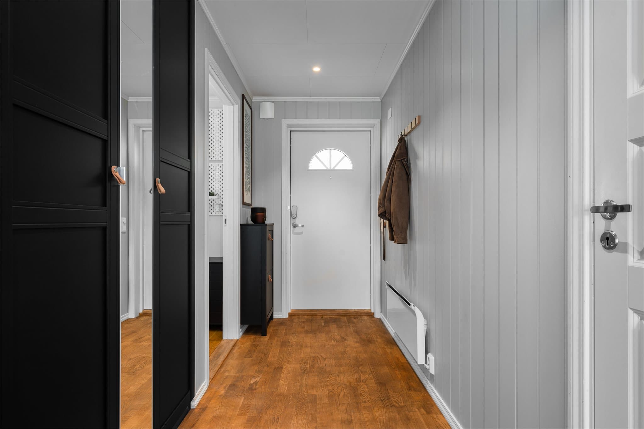 Hall/ gang med plass for yttertøy og sko.