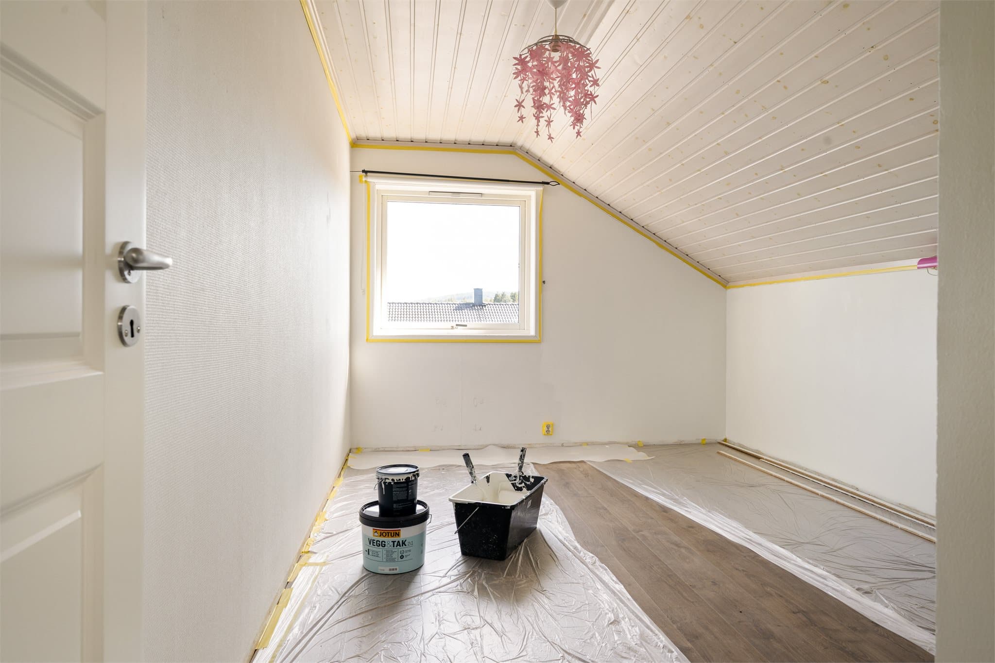 Soverom nr. 2 har samme sjarmerende skråtak og er nylig malt i en ren, hvit farge som gir rommet et lyst og friskt uttrykk.