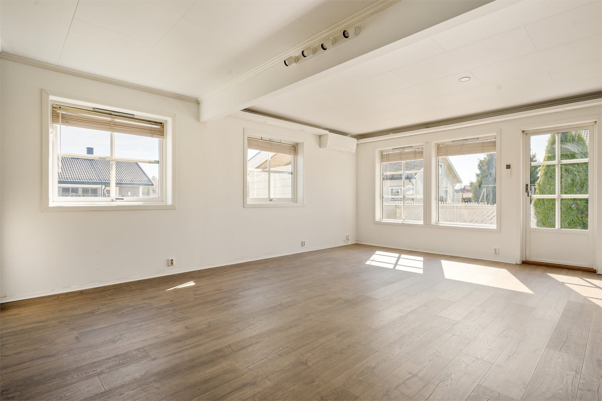 Fra stuen har du direkte utgang til en generøs terrasse som forlenger oppholdsrommet på en naturlig måte. Uteområdet byr på gode solforhold og rikelig med plass til både utemøbler og sosiale sammenkomster.