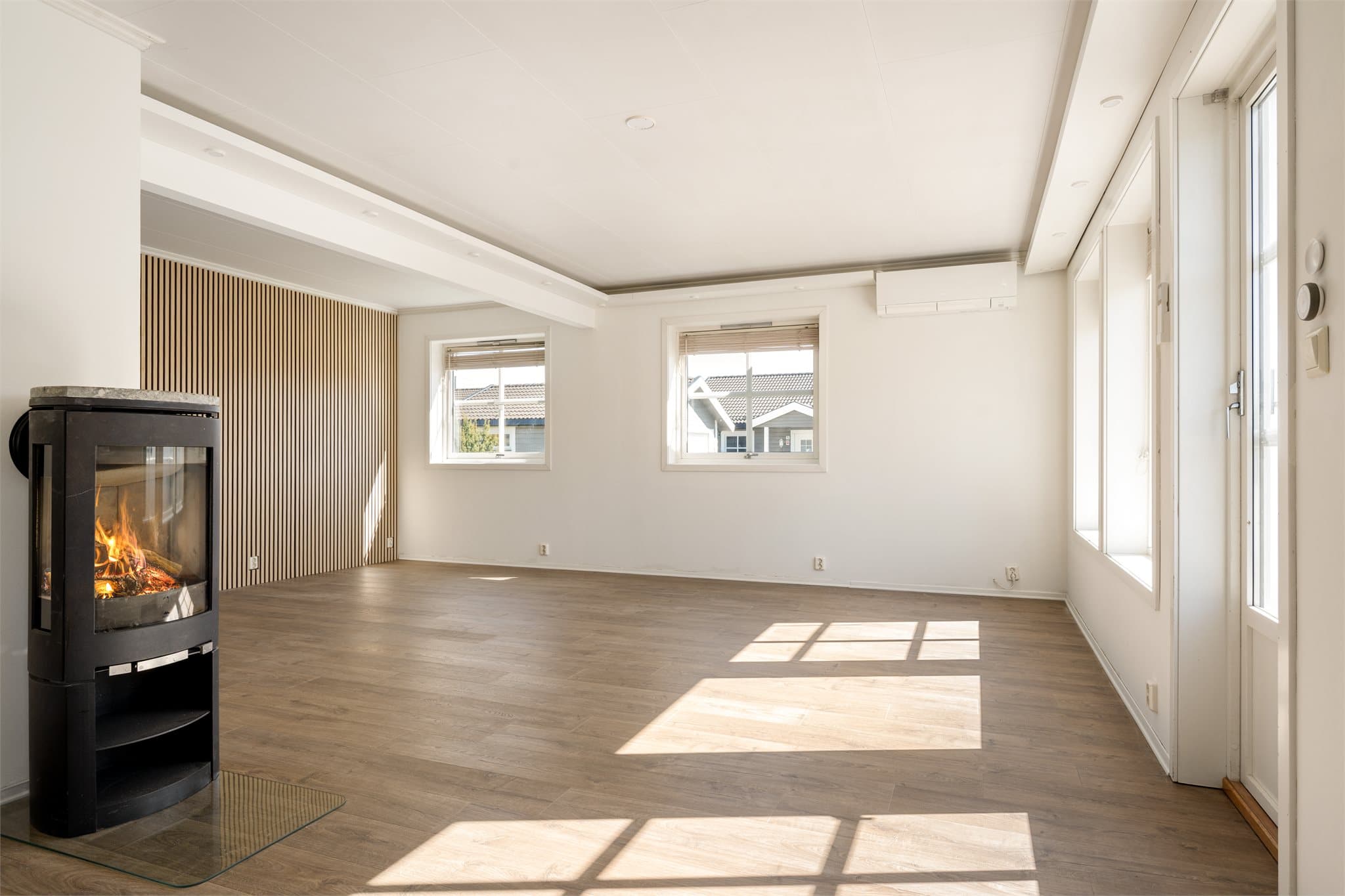 For optimal komfort året rundt er stuen også utstyrt med varmepumpe, som gir jevn varme på kalde dager og behagelig sval temperatur når sommeren melder seg.