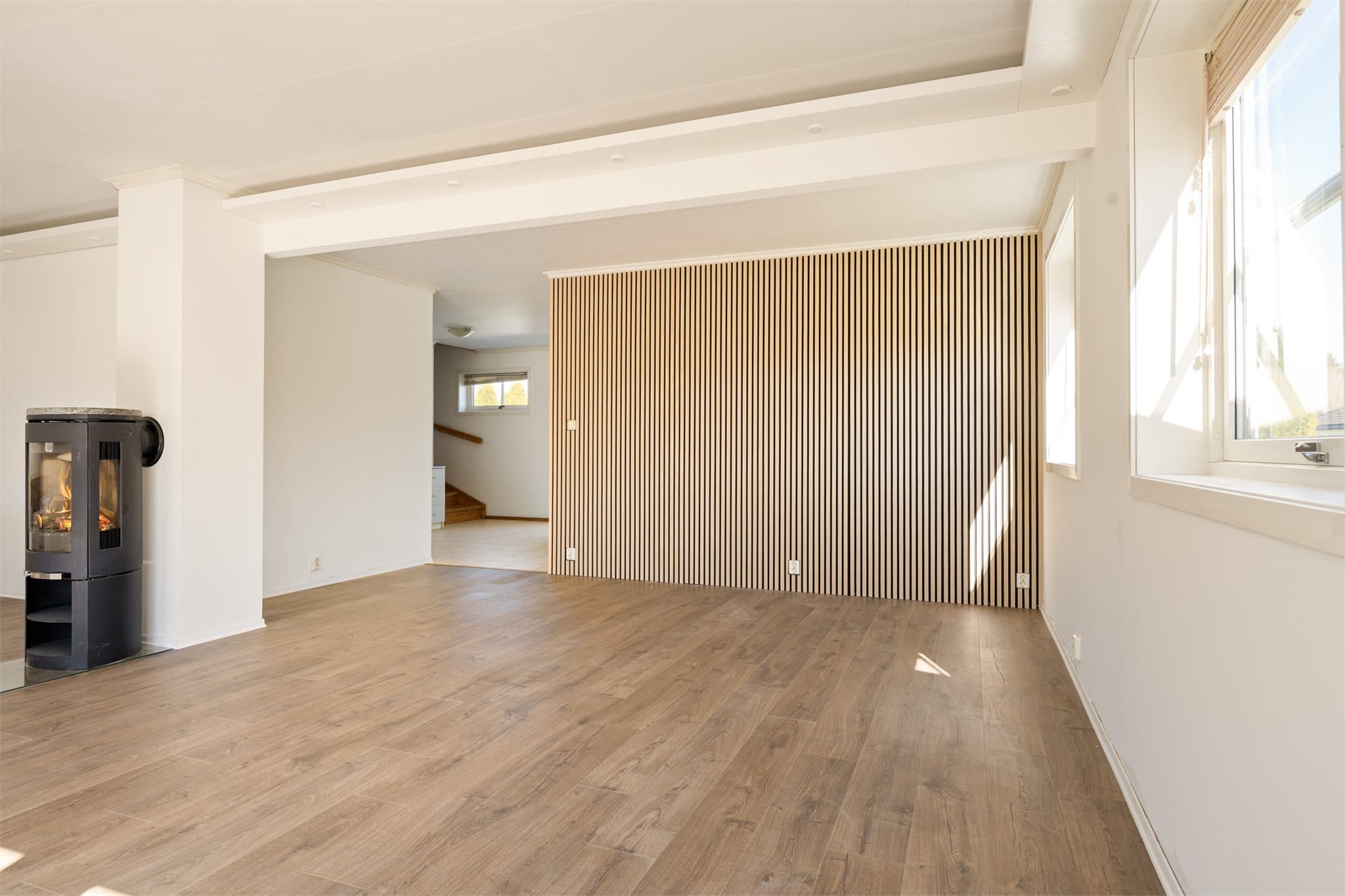 Stuen byr på flere møbleringsmuligheter og har rikelig med naturlig lysinnslipp.