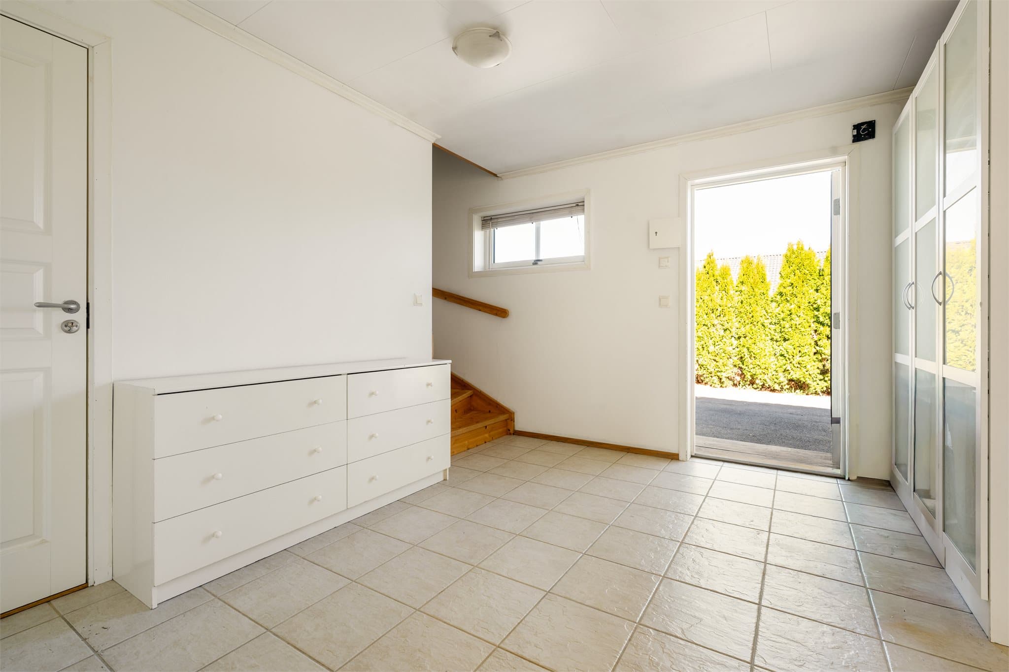 Velkommen inn! Lys og trivelig entré med praktiske fliser på gulv og behagelig gulvvarme som sørger for ekstra komfort året rundt. Her er det gode oppbevaringsmuligheter i garderobeskap.