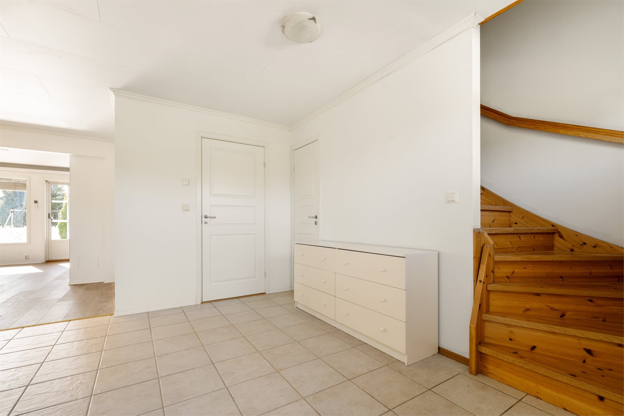 Fra entreen har du en funksjonell og oversiktlig adkomst til boligens ulike soner – med en naturlig overgang videre inn mot stuen som skaper en luftig og sosial romfølelse. Samtidig har du separat adkomst via dører til både baderom og kjøkken i egne rom.