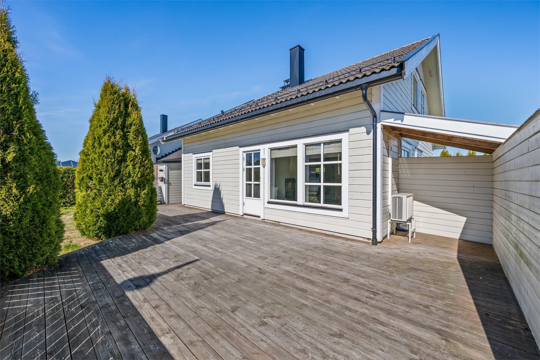 Med en god intern beliggenhet i boligfeltet bor du skjermet og rolig, samtidig som du har nærhet til det meste. Her får du en harmonisk kombinasjon av privatliv, trivsel og praktiske kvaliteter.