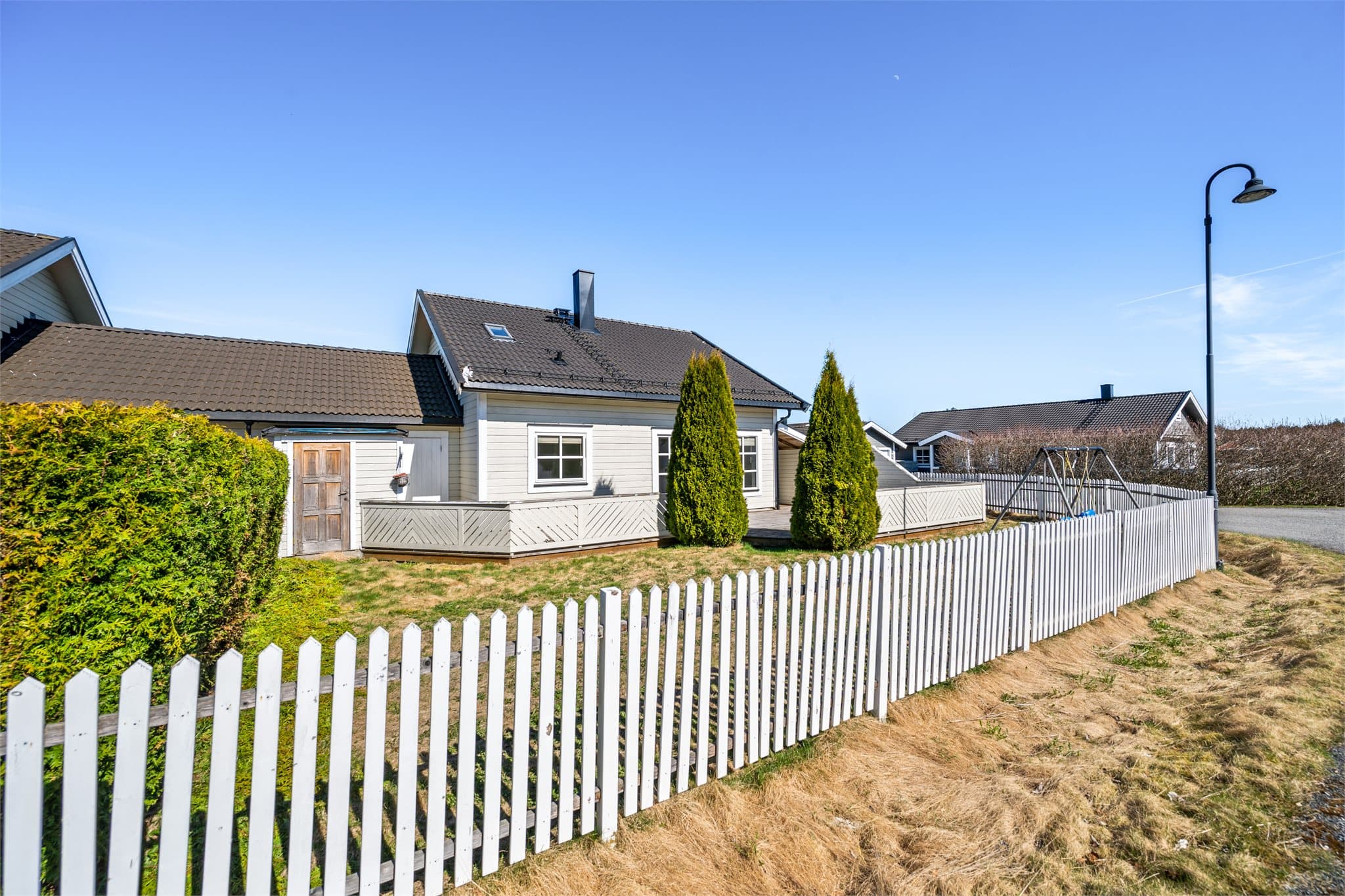 Den inngjerdede hagen gir en lun og privat ramme rundt eiendommen – perfekt for både lek, avslapning og sosiale stunder.