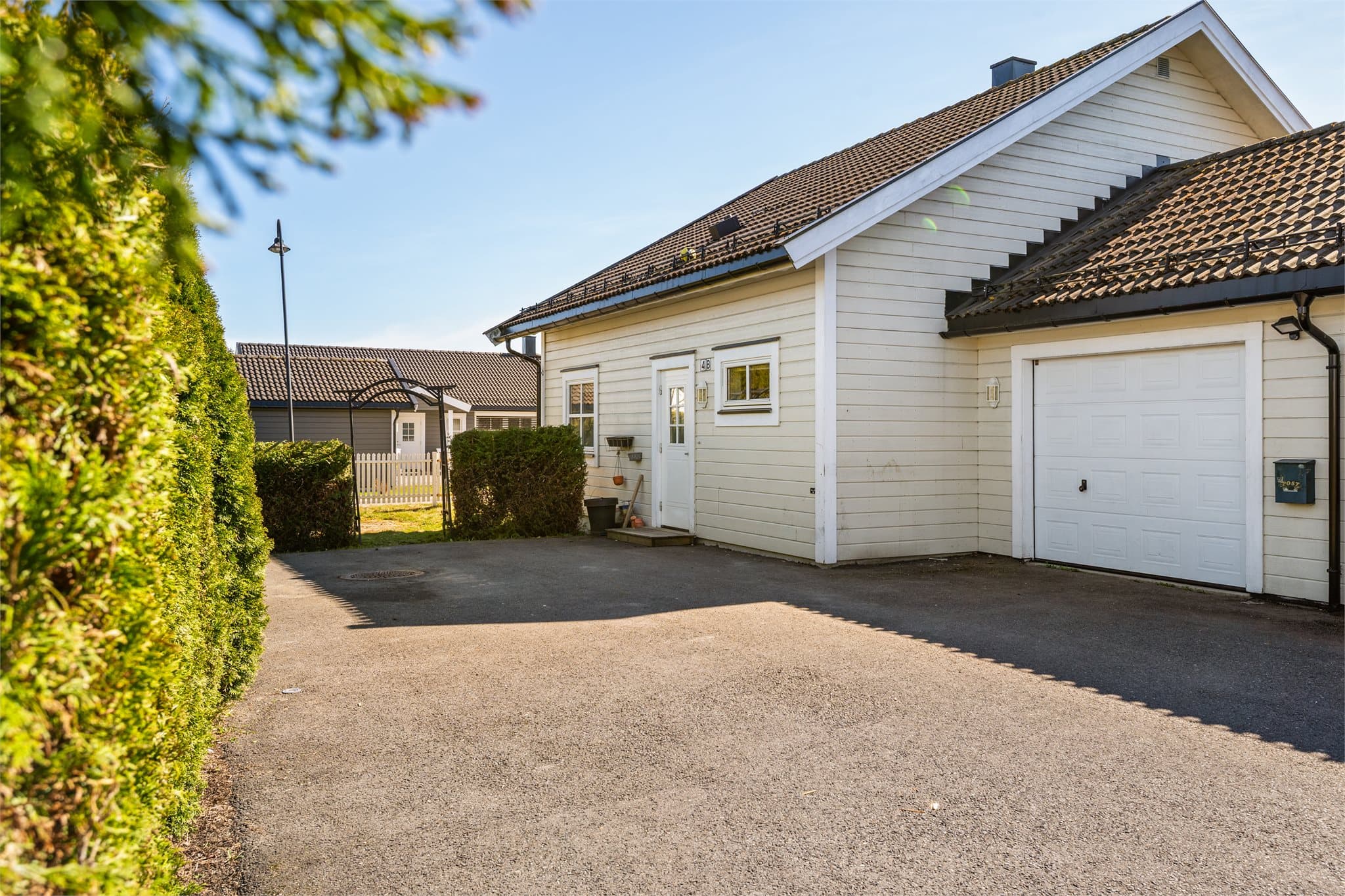 EMERA Eiendomsmegling ved Solveig Granlund ønsker velkommen til Stadionveien 4b! En kjedet enebolig i rolig og barnevennlig boligområde med kort vei til Aurskog sentrum.