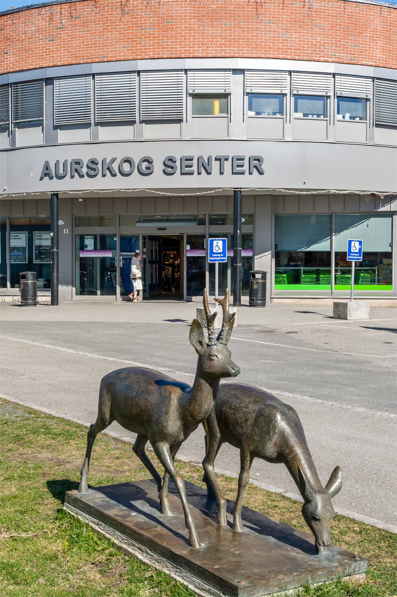 Boligen ligger sentrumsnært til Aurskog, med enkel tilgang til Aurskog handelssentrum som byr på et godt utvalg av butikker, dagligvare, servicetilbud og hyggelige møteplasser. Her får du en praktisk hverdag med alt innen rekkevidde.