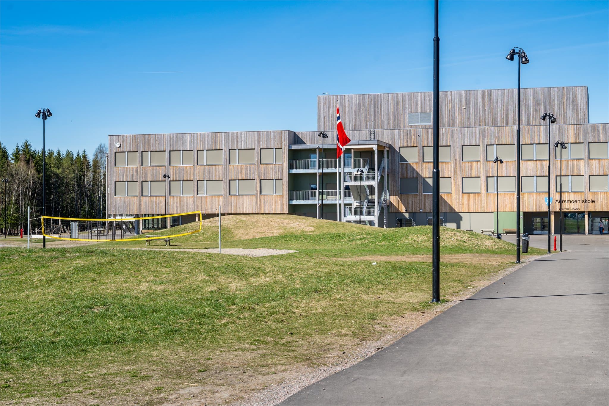 Aursmoen skole ligger idyllisk til med nærhet til naturen, og fremstår som en moderne og innbydende skole med gode fasiliteter for både lek og læring. Skoleområdet byr på åpne utearealer, lekeplasser og trygge omgivelser.