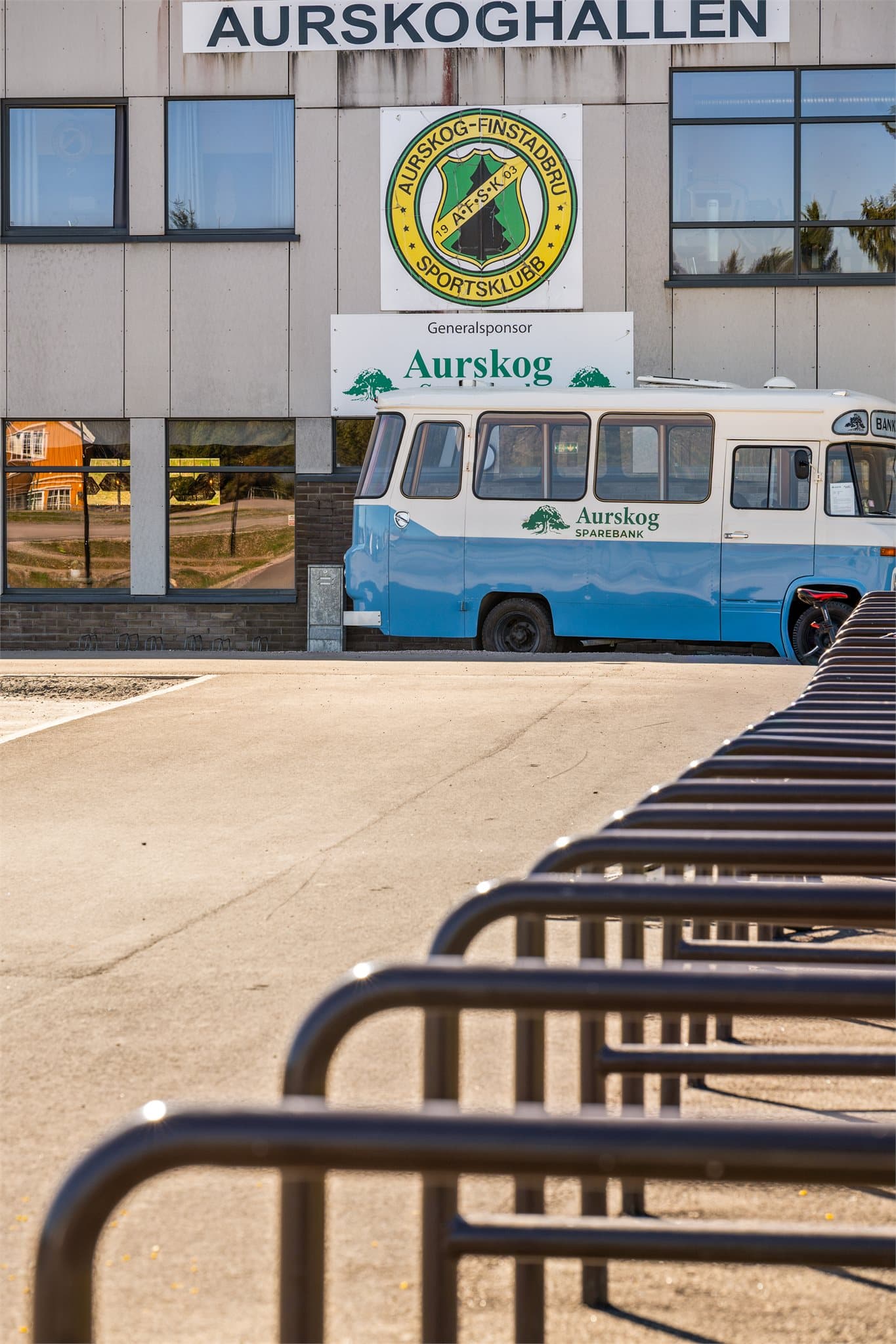 Aurskoghallen er et naturlig midtpunkt for idrett og aktivitet i området, med moderne fasiliteter og et bredt tilbud for både barn og voksne. Her legges det til rette for alt fra organiserte idretter til egenaktivitet, i et trygt og inkluderende miljø.