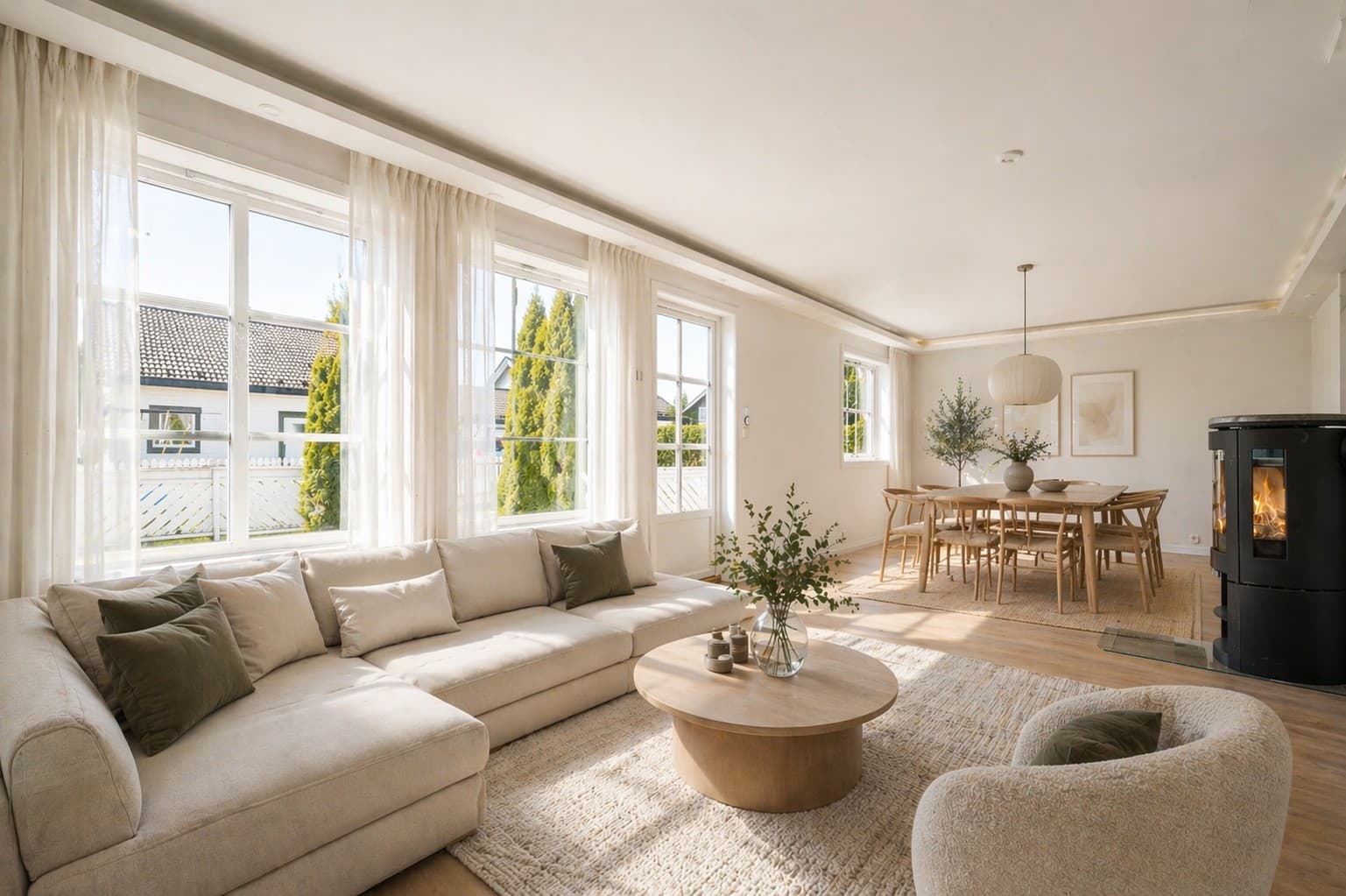 Bildet viser stuen digitalt stylet i en gjennomført nordisk stil, hvor lyse toner, rene linjer og naturlige materialer skaper en rolig og innbydende atmosfære. Her er det møblert med en stilren sofagruppe som danner en lun sitteplass.