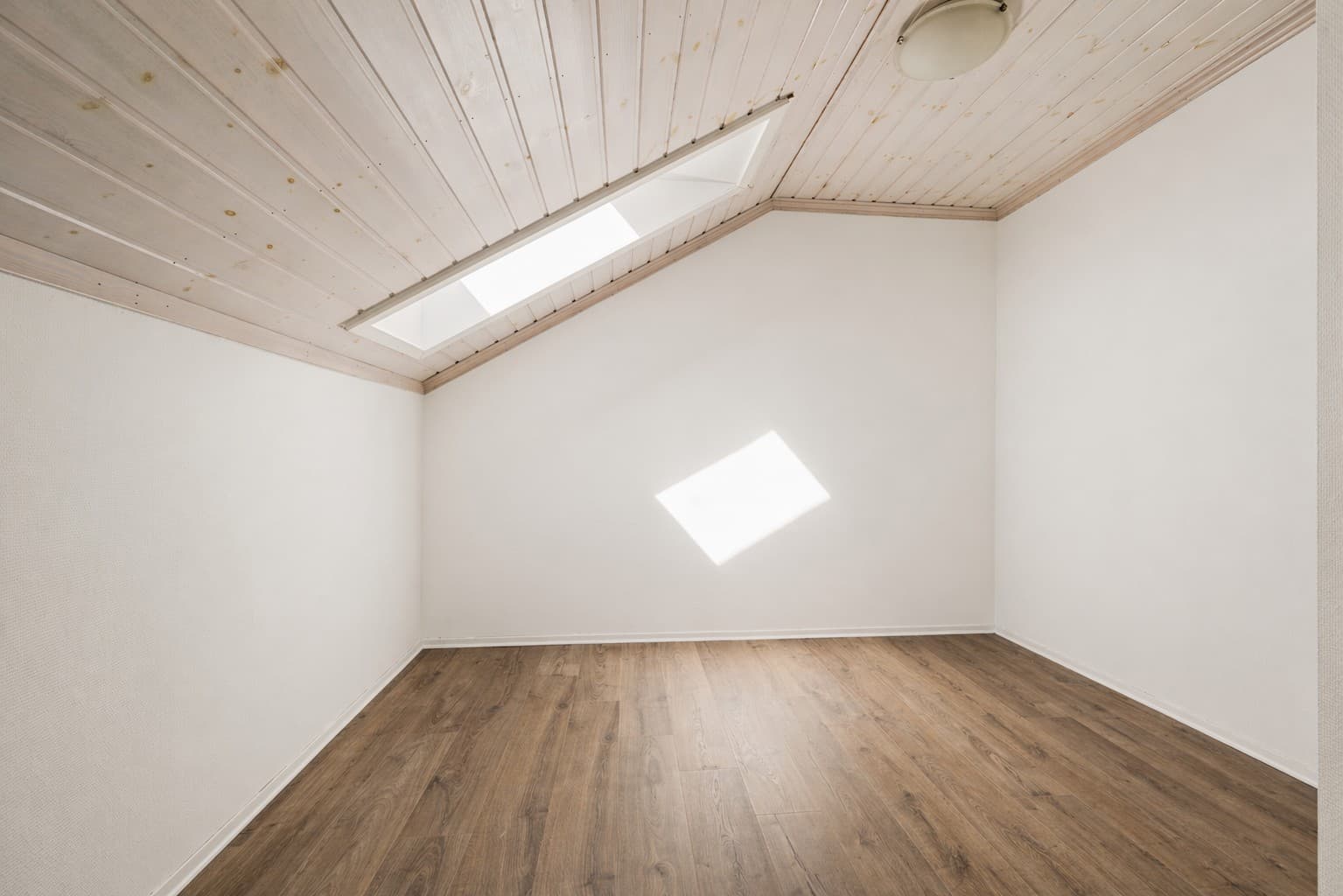 Rom nr. 3 i loftsetasjen byr på mange muligheter og passer perfekt som hjemmekontor, lekerom eller trimrom. Takvinduet slipper inn rikelig med naturlig lys og skaper en lys og inspirerende atmosfære gjennom hele dagen.