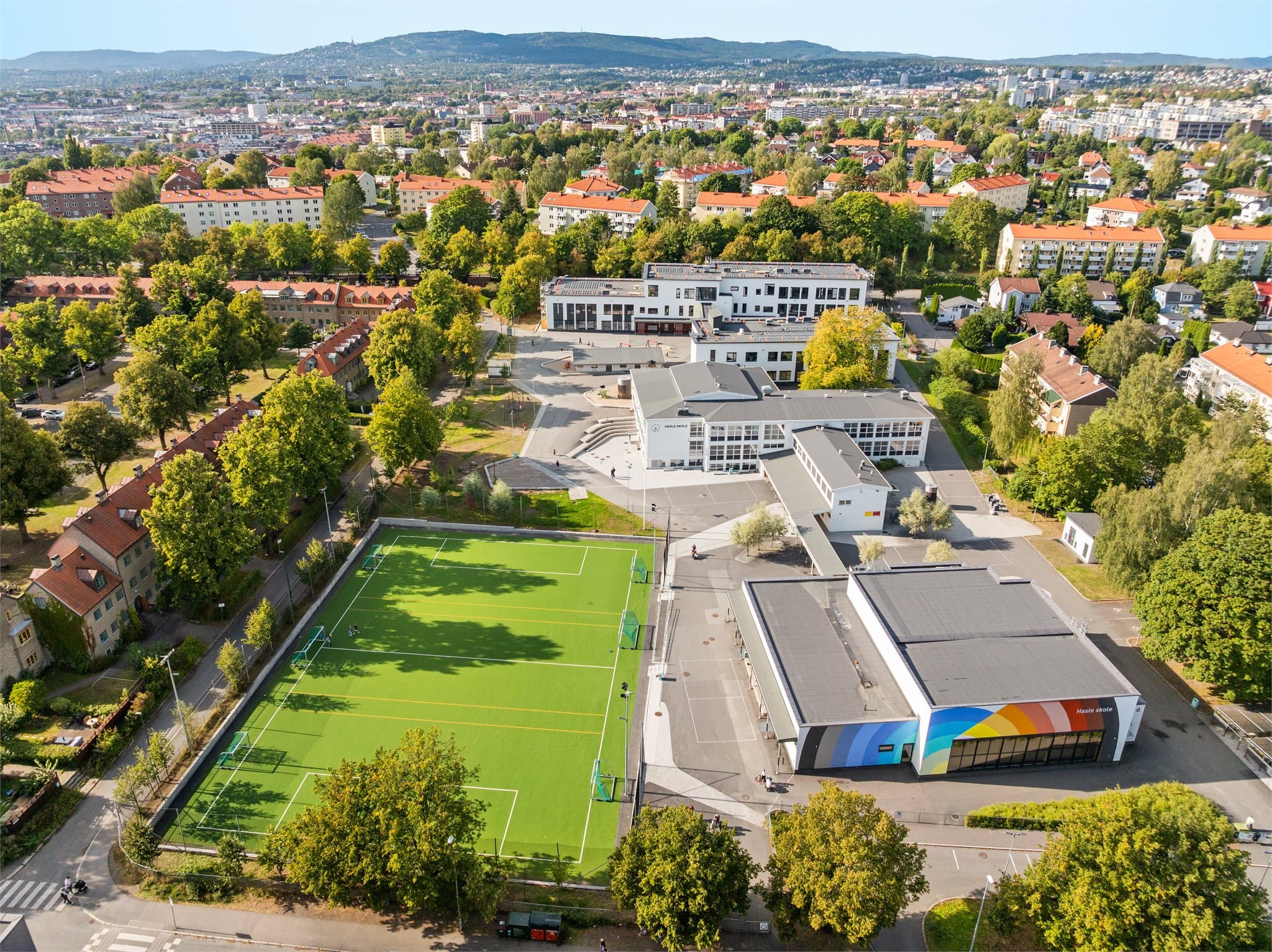 For den aktive er det mange muligheter i nærområdet, med lekeplasser, fotballbane, skøytebane, idrettshall, svømmehall og flere treningssentre.