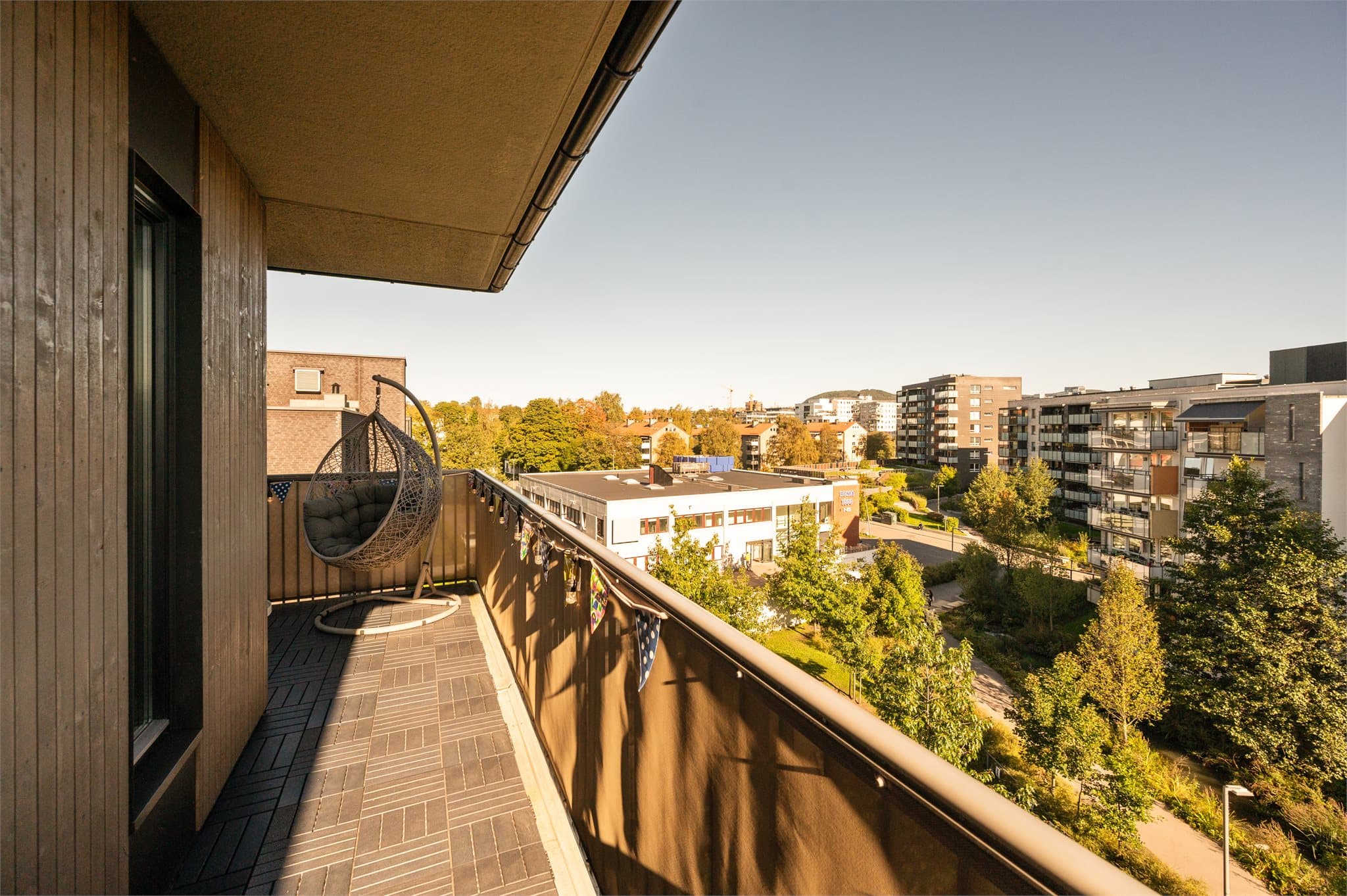 Balkongen er delvis overbygget, noe som gir ly for vær og vind.