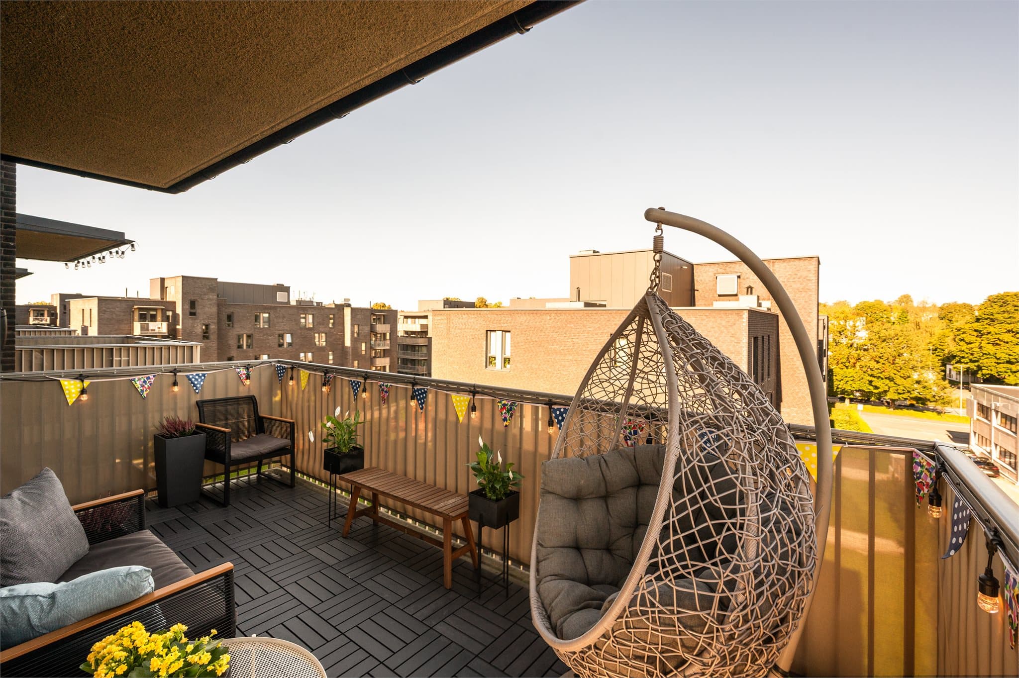 Den romslige, nordvestvendte balkongen på 16 m² gir rikelig med plass for en hyggelig sittegruppe.