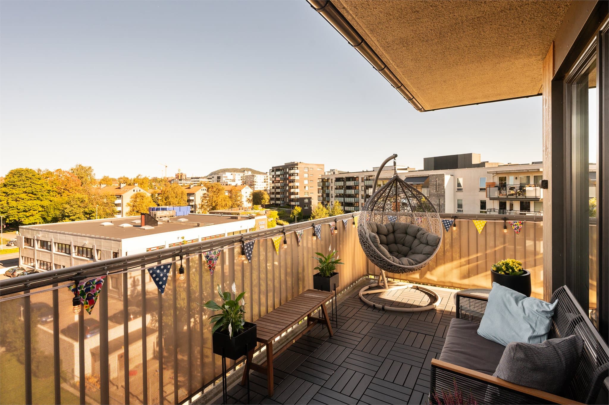 Den gode størrelsen gjør balkongen til en fin forlengelse av stuen på varme dager.