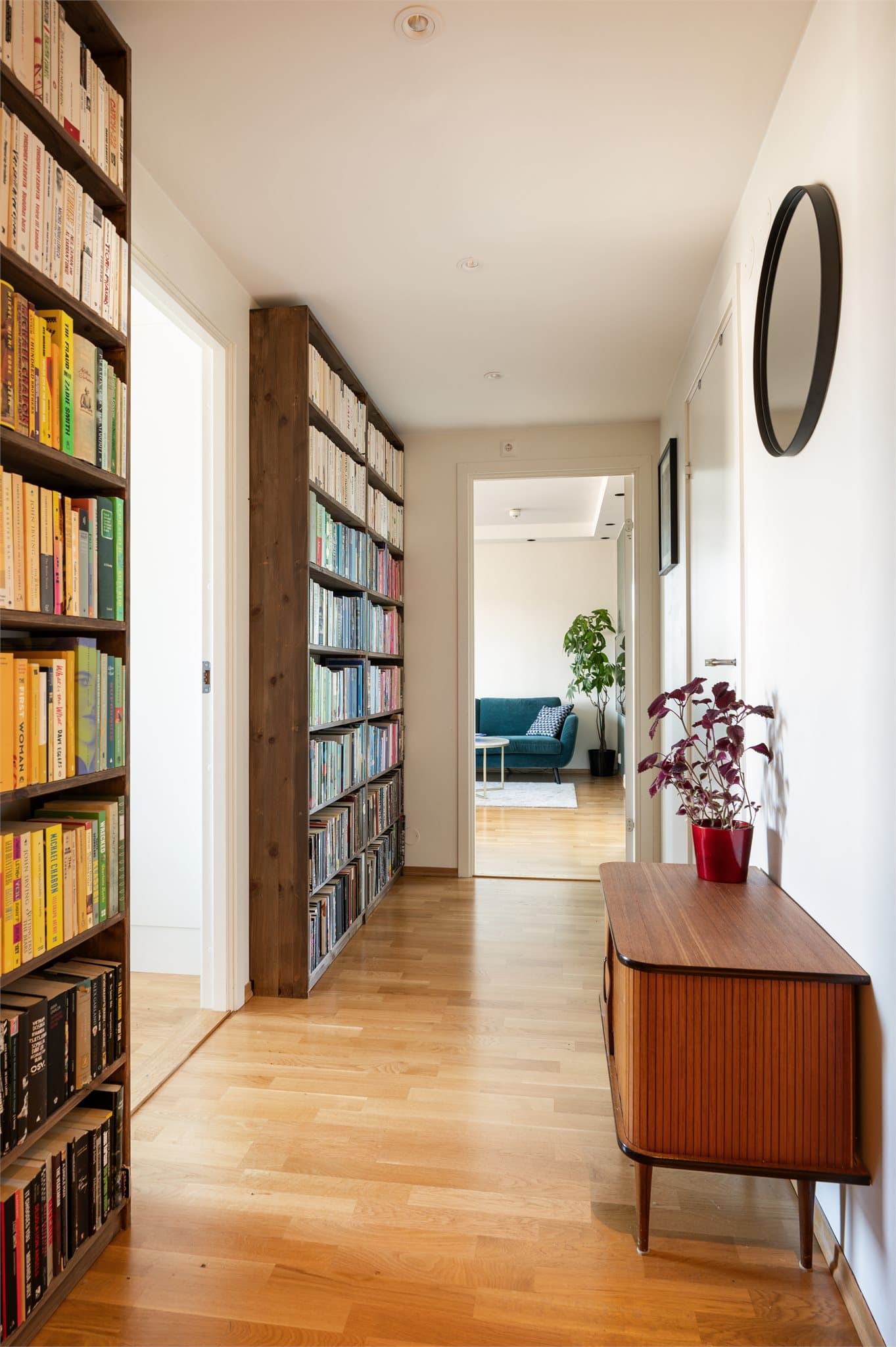 Gangarealet er utnyttet med plass til oppbevaring og gir en fin overgang til oppholdsrommene.