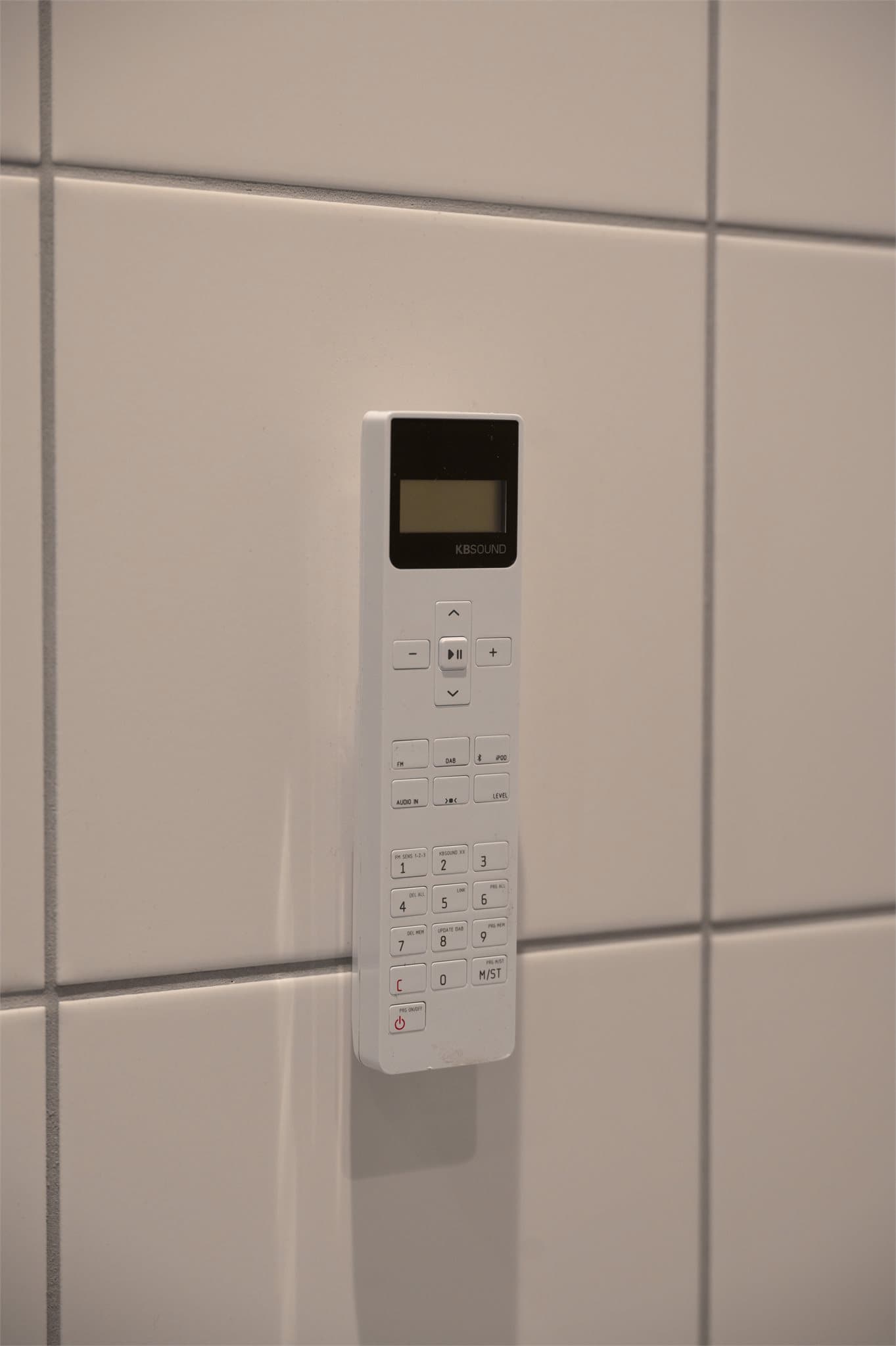 Lydanlegget på badet kan enkelt styres via et veggmontert panel.