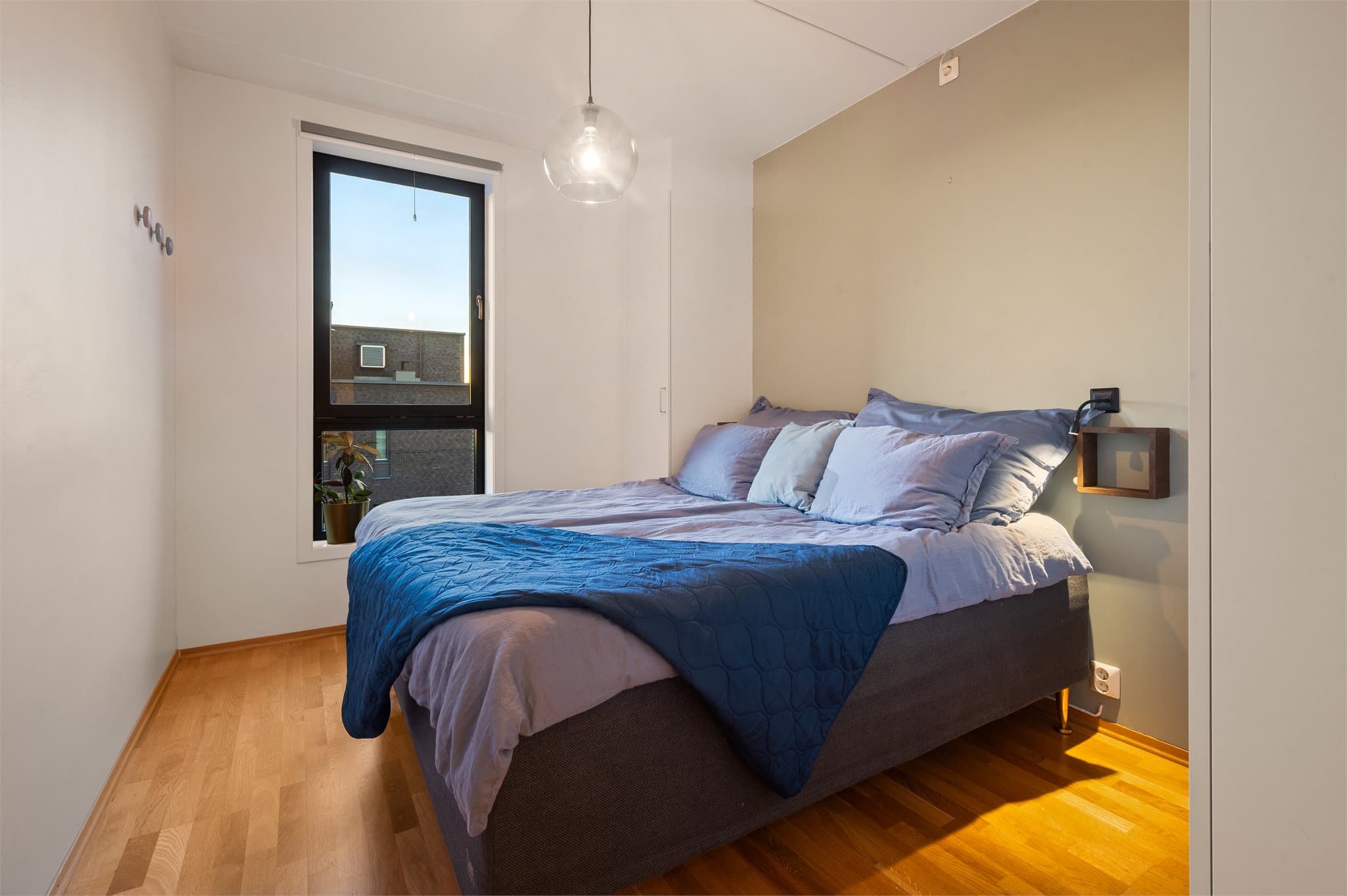 Leiligheten oppleves som sval selv når det er varmt ute – solen skinner aldri rett på vinduet i hovedsoverommet.