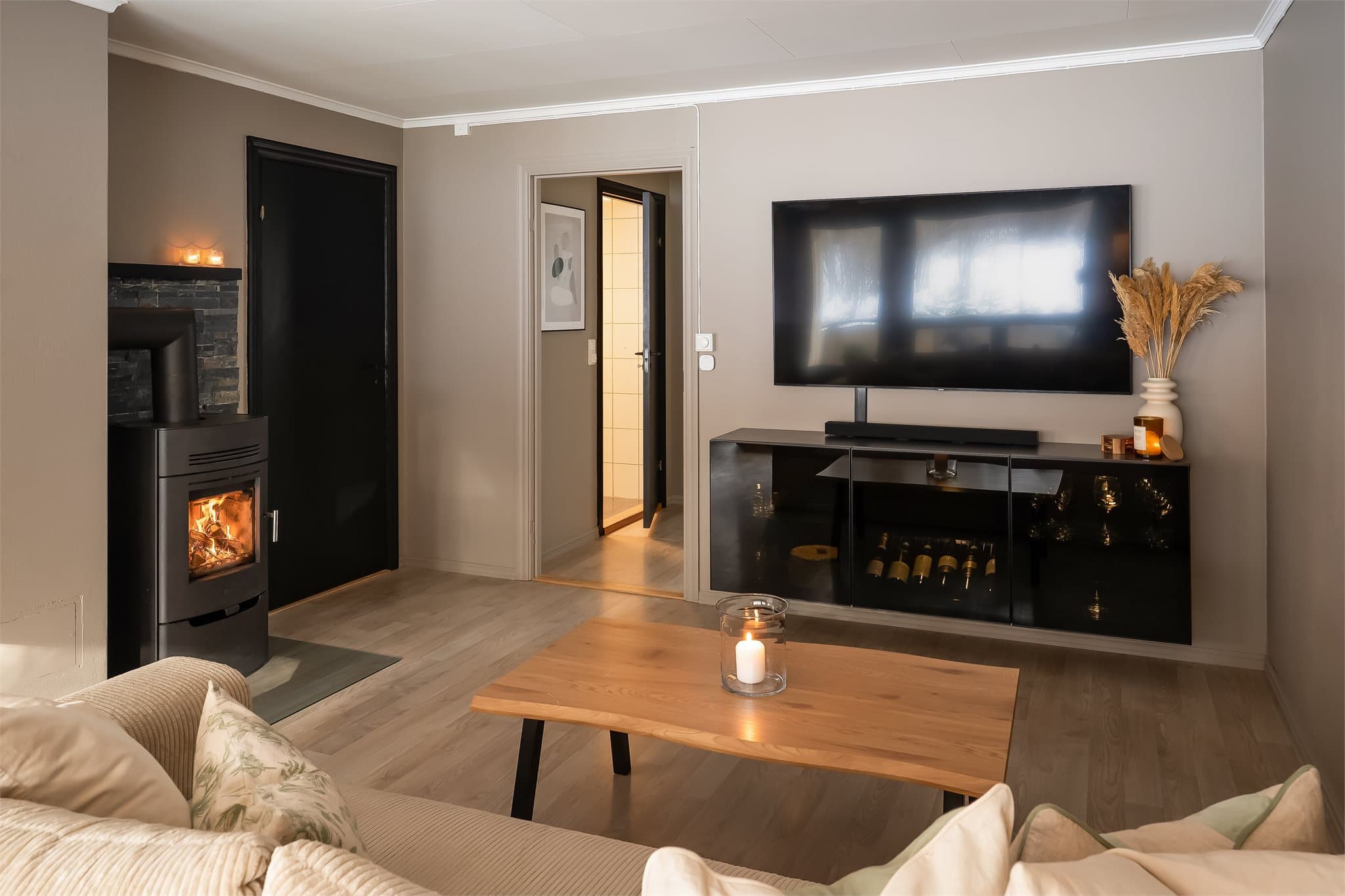 Attraktiv beliggenhet i et etablert og rolig boligområde på Vikåsen. Boligen ligger skjermet til og har en svært god plassering i området.