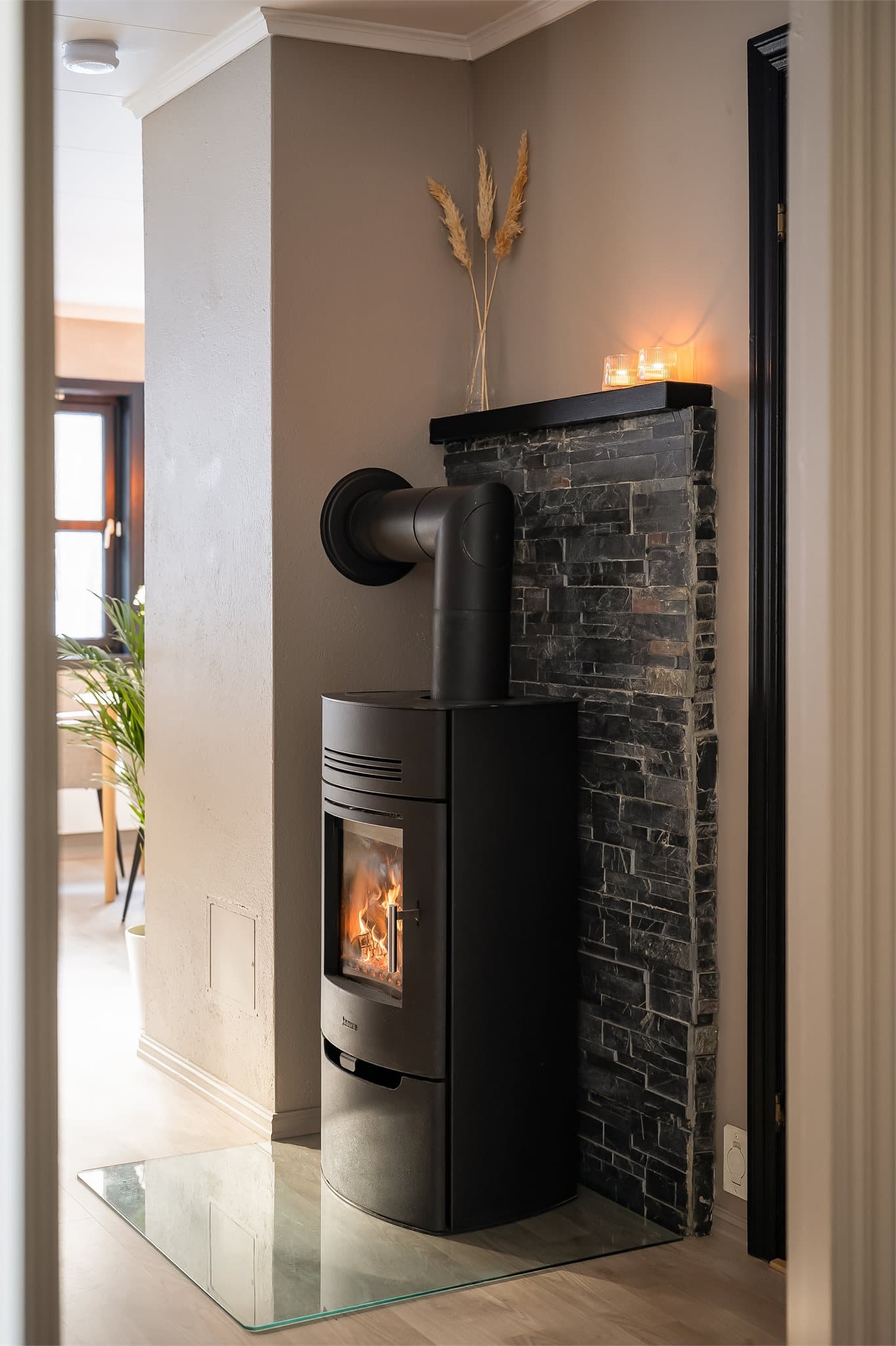 Vedovn i stuen bidrar til en lun og hyggelig atmosfære på kjøligere dager.