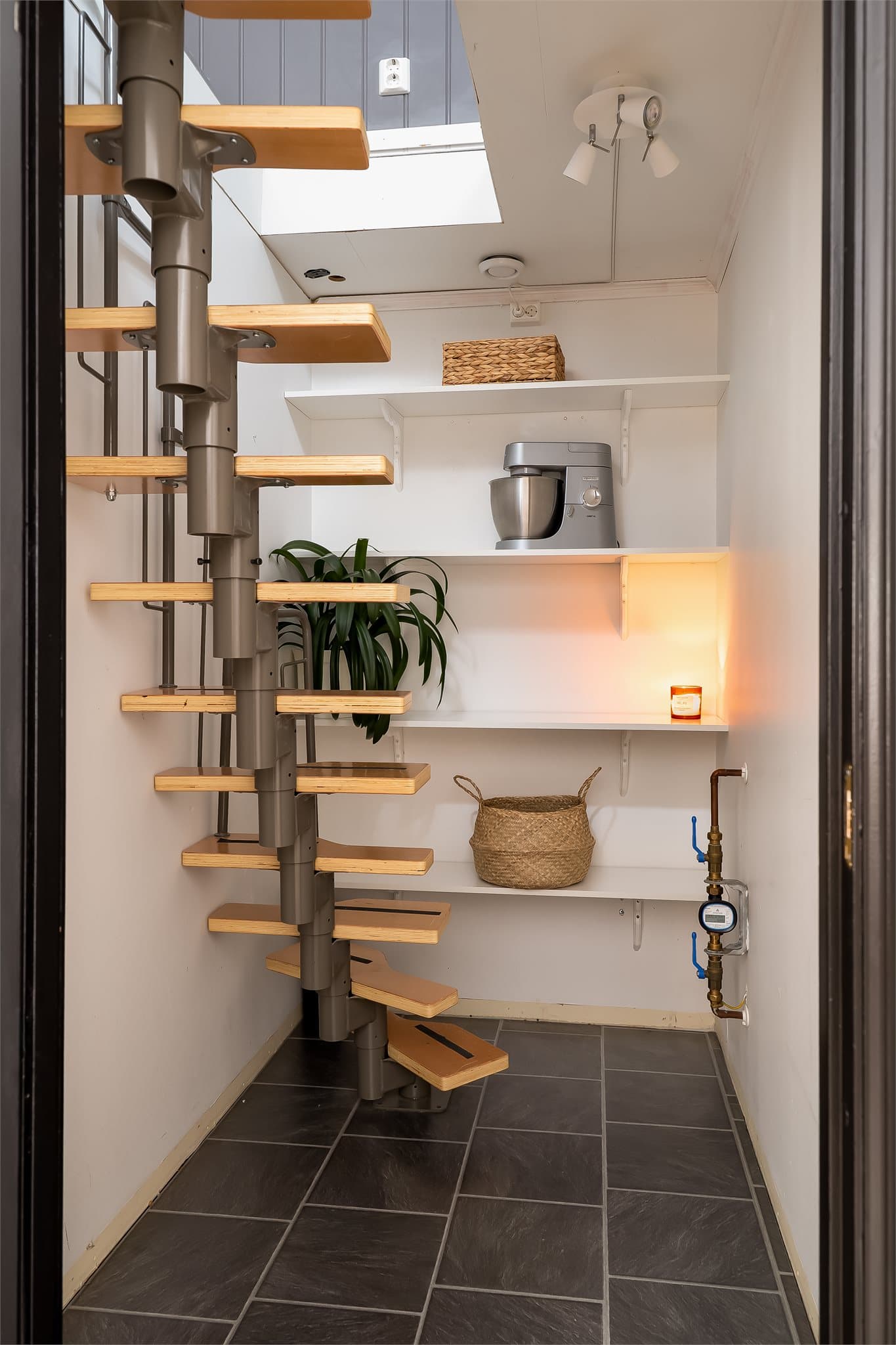 Fra boden i tilknytning til stuen er det adkomst til loftet via trapp.