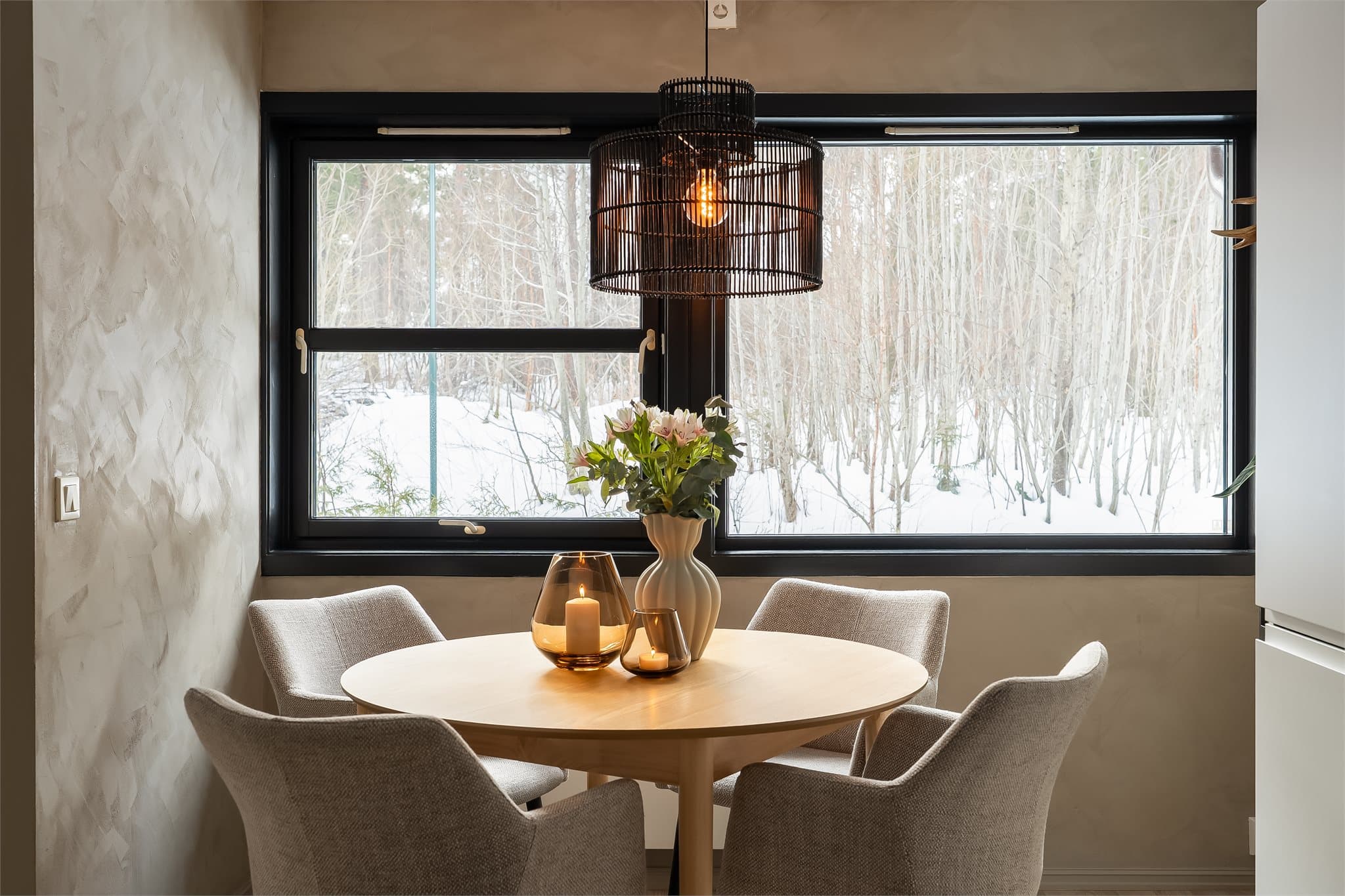 Den dekorative maleteknikken på veggene tilfører rommet dybde og skaper en varm og behagelig atmosfære.