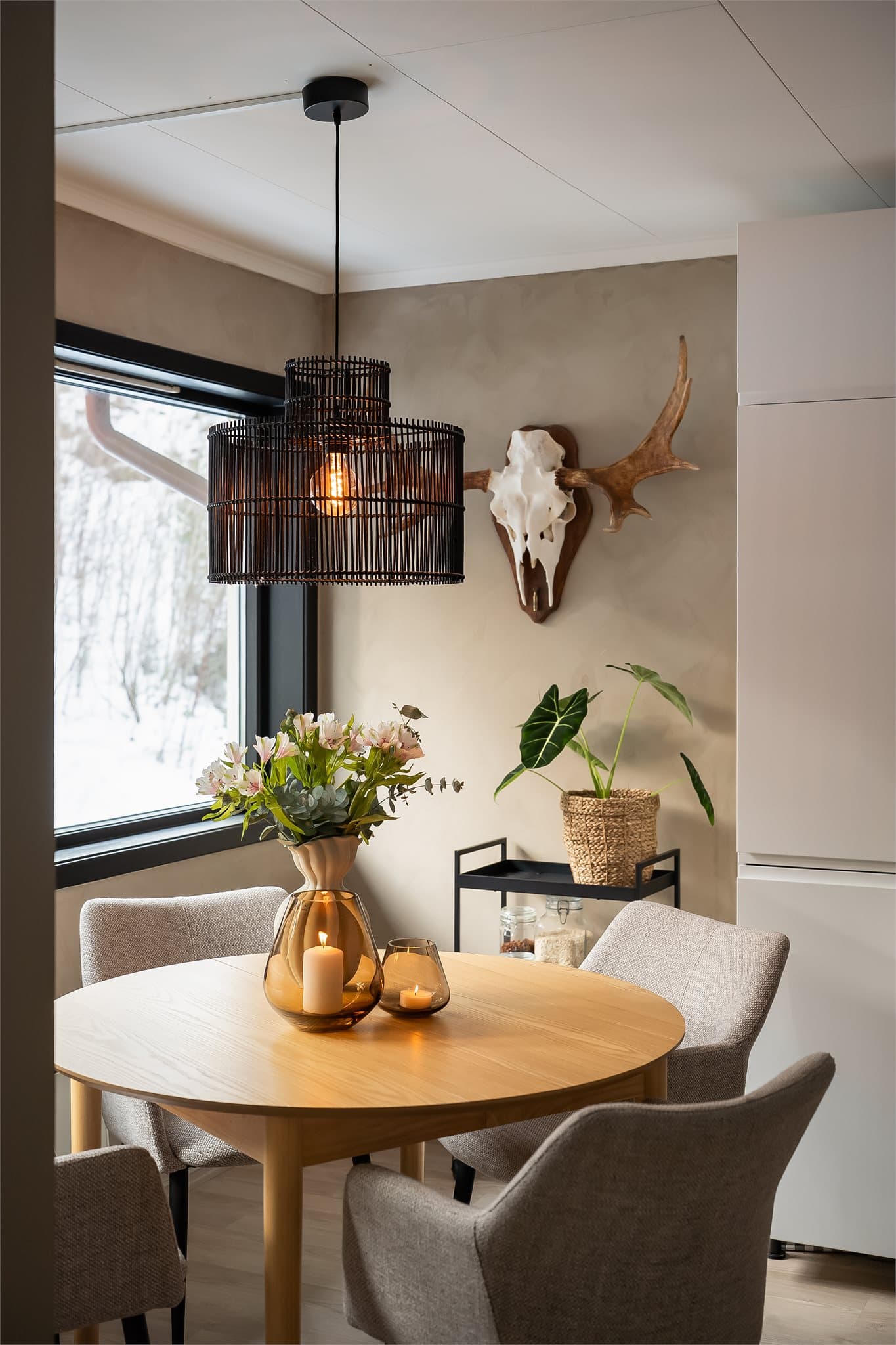 Det passer utmerket å innrede med spisegruppe mellom kjøkken og stue.